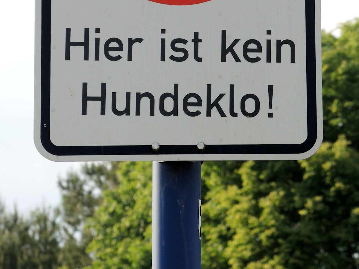 Ein Hinweisschild, dass Hundehalter auf das Kot-Verbot hinweist.