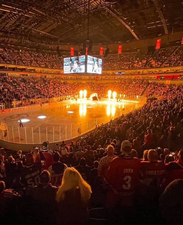 KEC gegen Wolfsburg in der Lanxess-Arena in Köln mit Blick auf die Eisfläche.