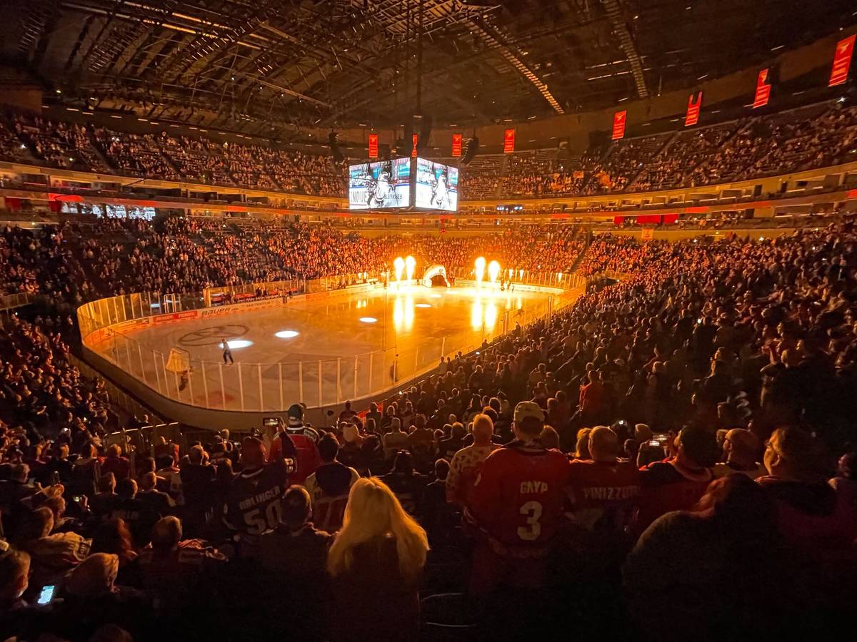 KEC gegen Wolfsburg in der Lanxess-Arena in Köln mit Blick auf die Eisfläche.