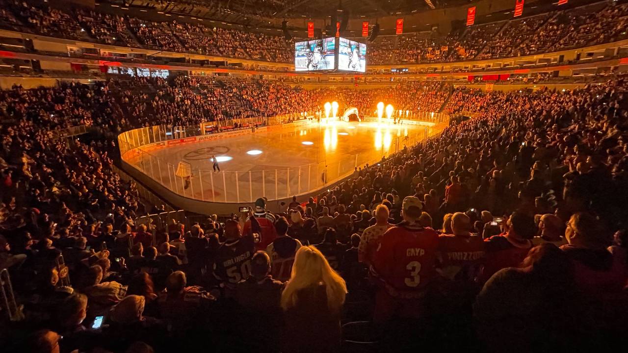 KEC gegen Wolfsburg in der Lanxess-Arena in Köln mit Blick auf die Eisfläche.