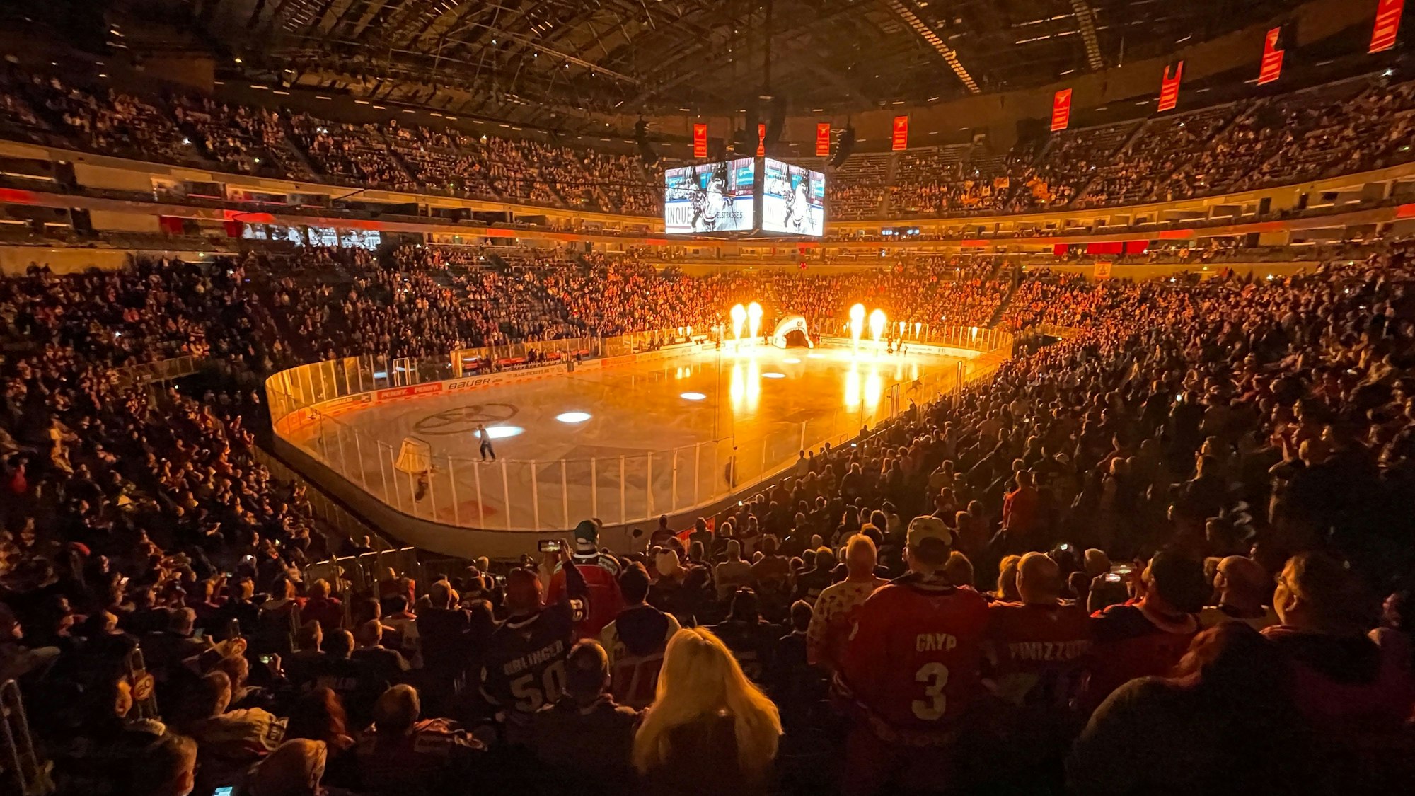 KEC gegen Wolfsburg in der Lanxess-Arena in Köln mit Blick auf die Eisfläche.