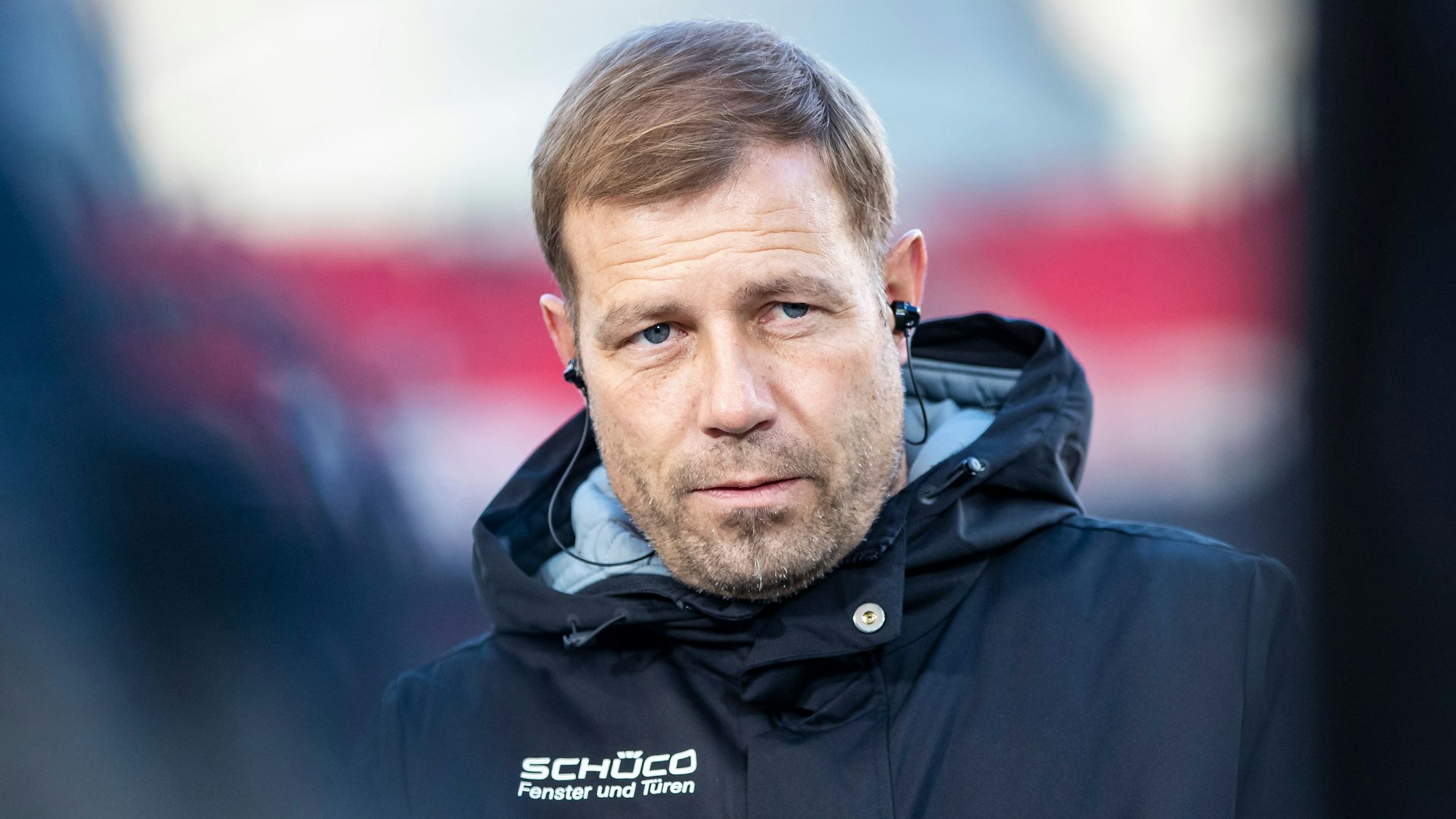 Frank Kramer mit Kopfhörern im Stadion.