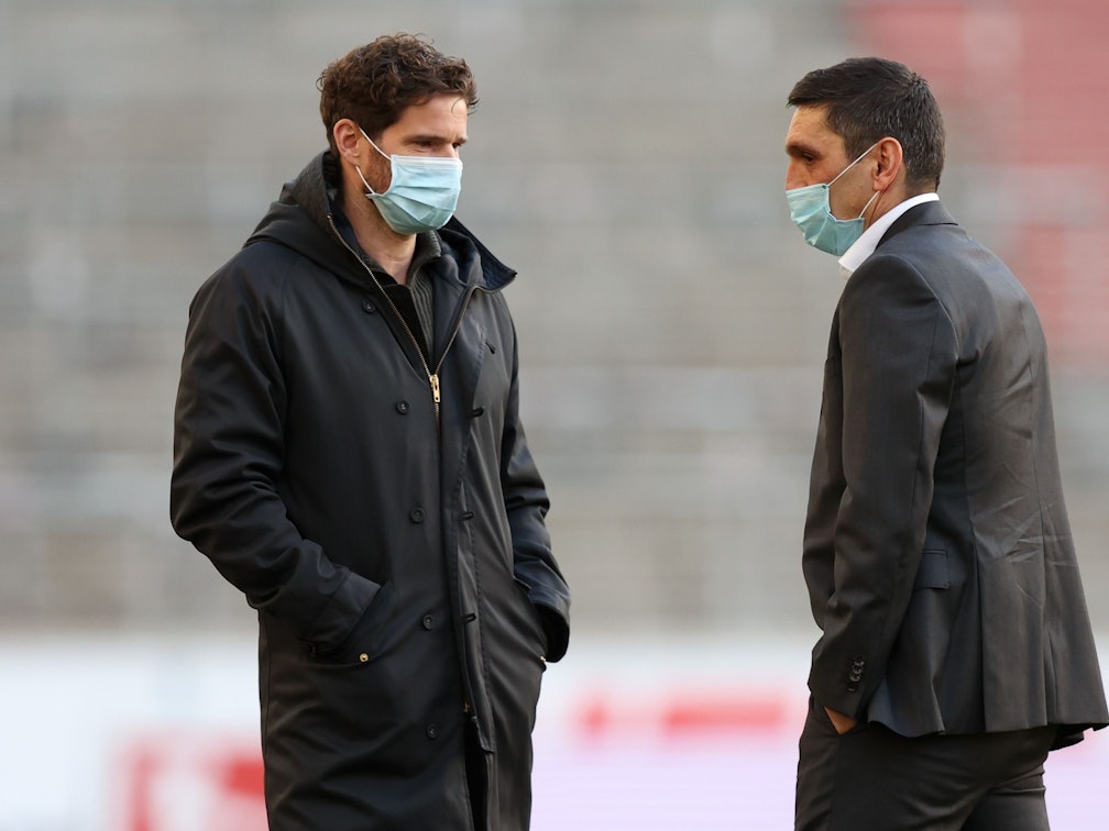 Arne Friedrich (links) im Gespräch mit Tayfun Korkut.