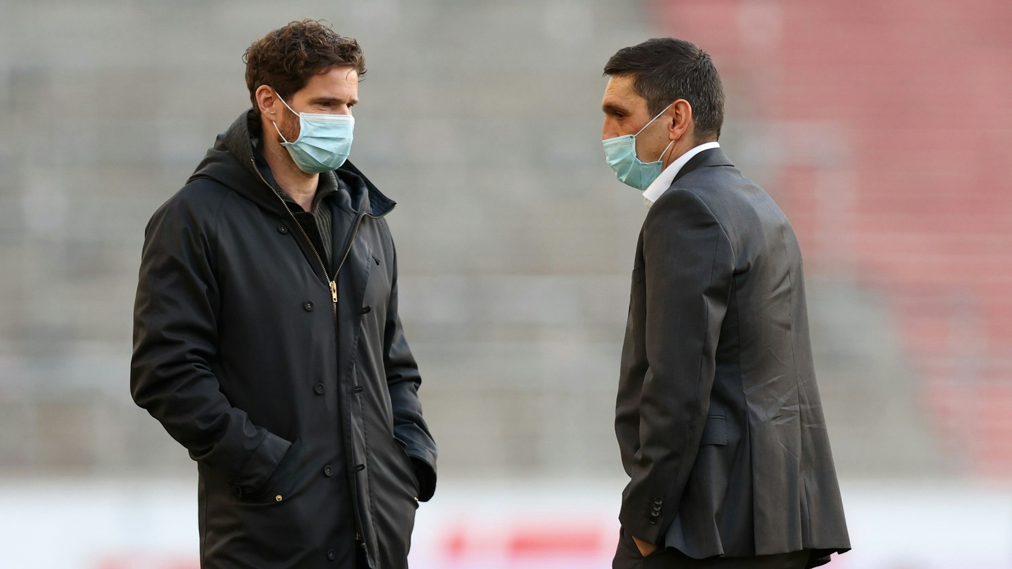 Arne Friedrich (links) im Gespräch mit Tayfun Korkut.