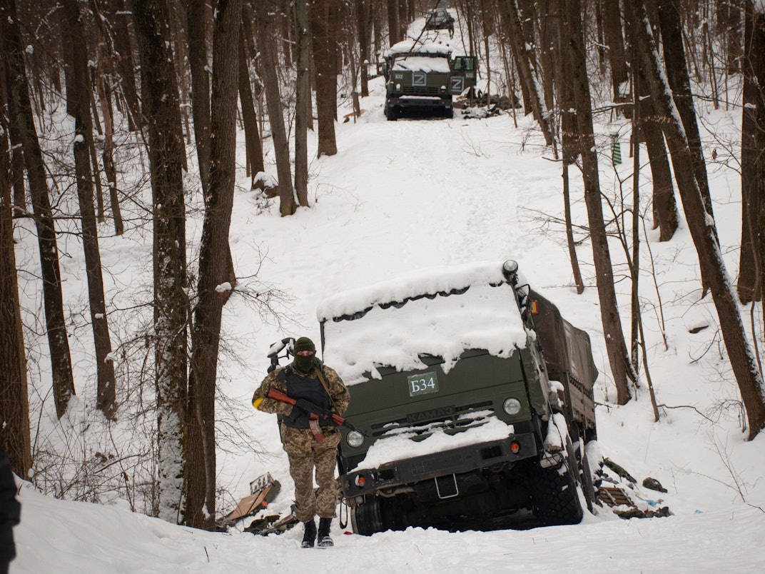 Freiwillige der ukrainischen Territorialen Verteidigungskräfte inspizieren am Montag (7. März) beschädigte russische Militärfahrzeuge am Stadtrand von Charkiw. In einem Park am Rande der Stadt wurden Menschen erschossen, als sie Tiere füttern wollten.