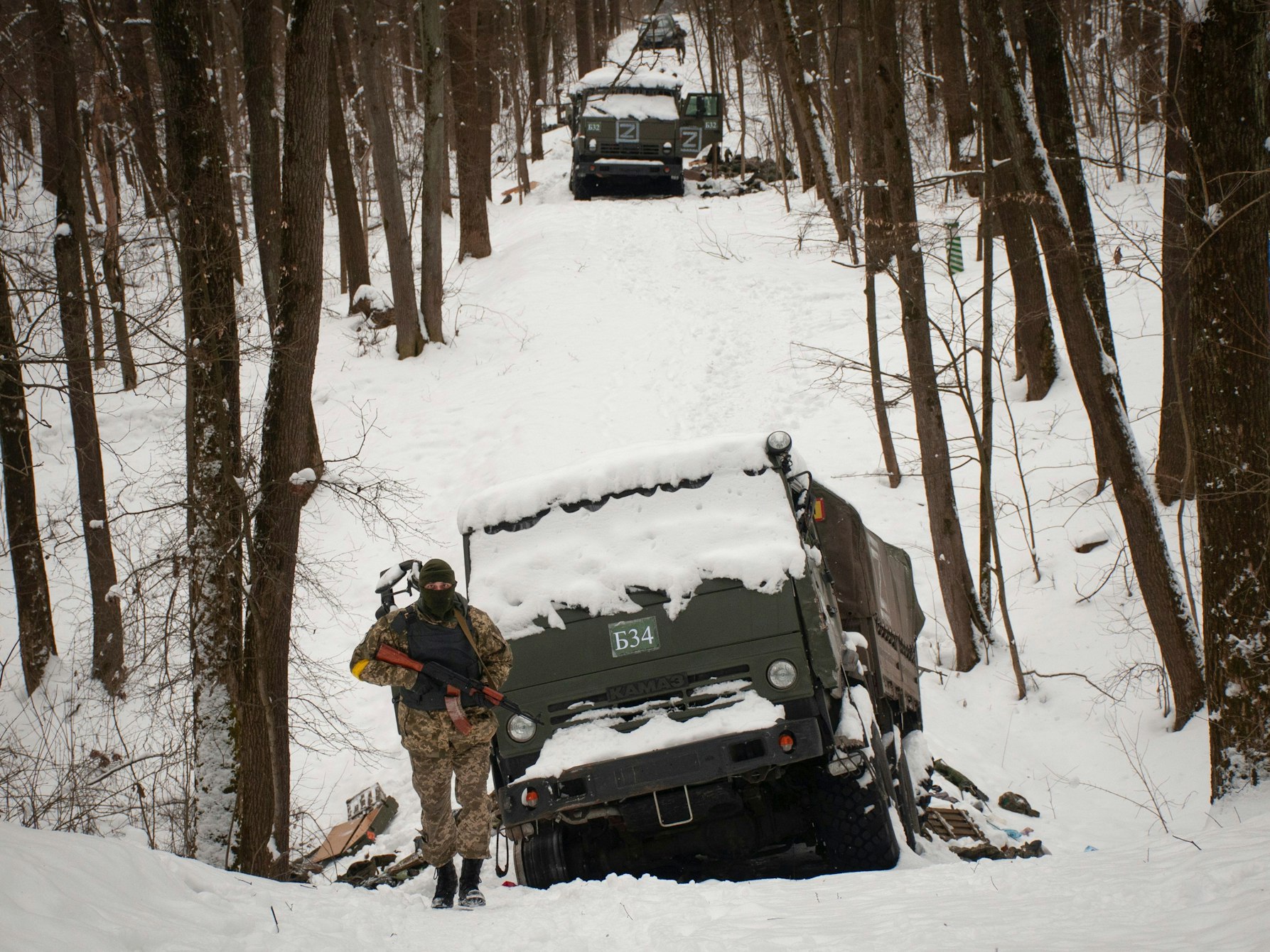 Freiwillige der ukrainischen Territorialen Verteidigungskräfte inspizieren am Montag (7. März) beschädigte russische Militärfahrzeuge am Stadtrand von Charkiw. In einem Park am Rande der Stadt wurden Menschen erschossen, als sie Tiere füttern wollten.