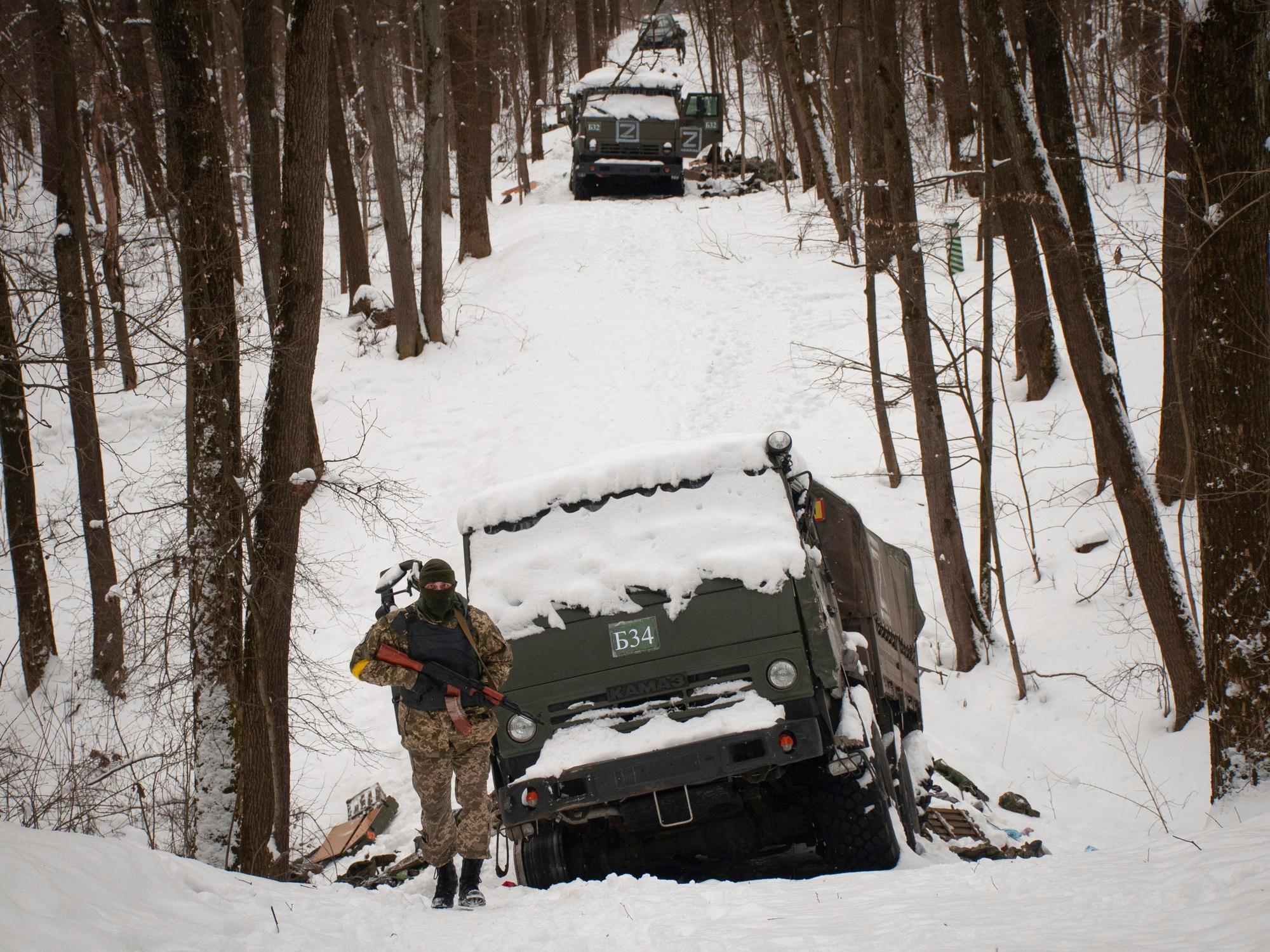 Freiwillige der ukrainischen Territorialen Verteidigungskräfte inspizieren am Montag (7. März) beschädigte russische Militärfahrzeuge am Stadtrand von Charkiw. In einem Park am Rande der Stadt wurden Menschen erschossen, als sie Tiere füttern wollten.
