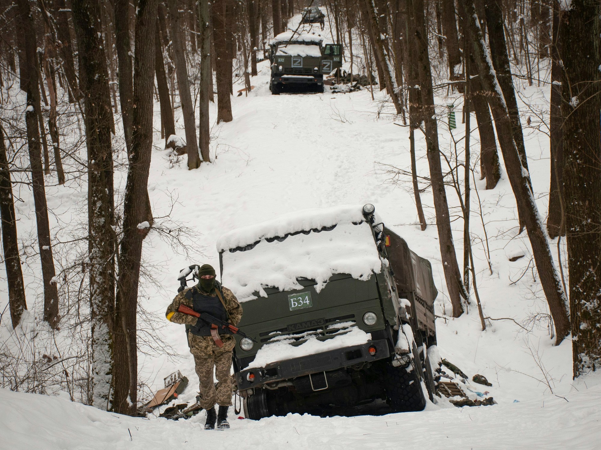 Freiwillige der ukrainischen Territorialen Verteidigungskräfte inspizieren am Montag (7. März) beschädigte russische Militärfahrzeuge am Stadtrand von Charkiw. In einem Park am Rande der Stadt wurden Menschen erschossen, als sie Tiere füttern wollten.