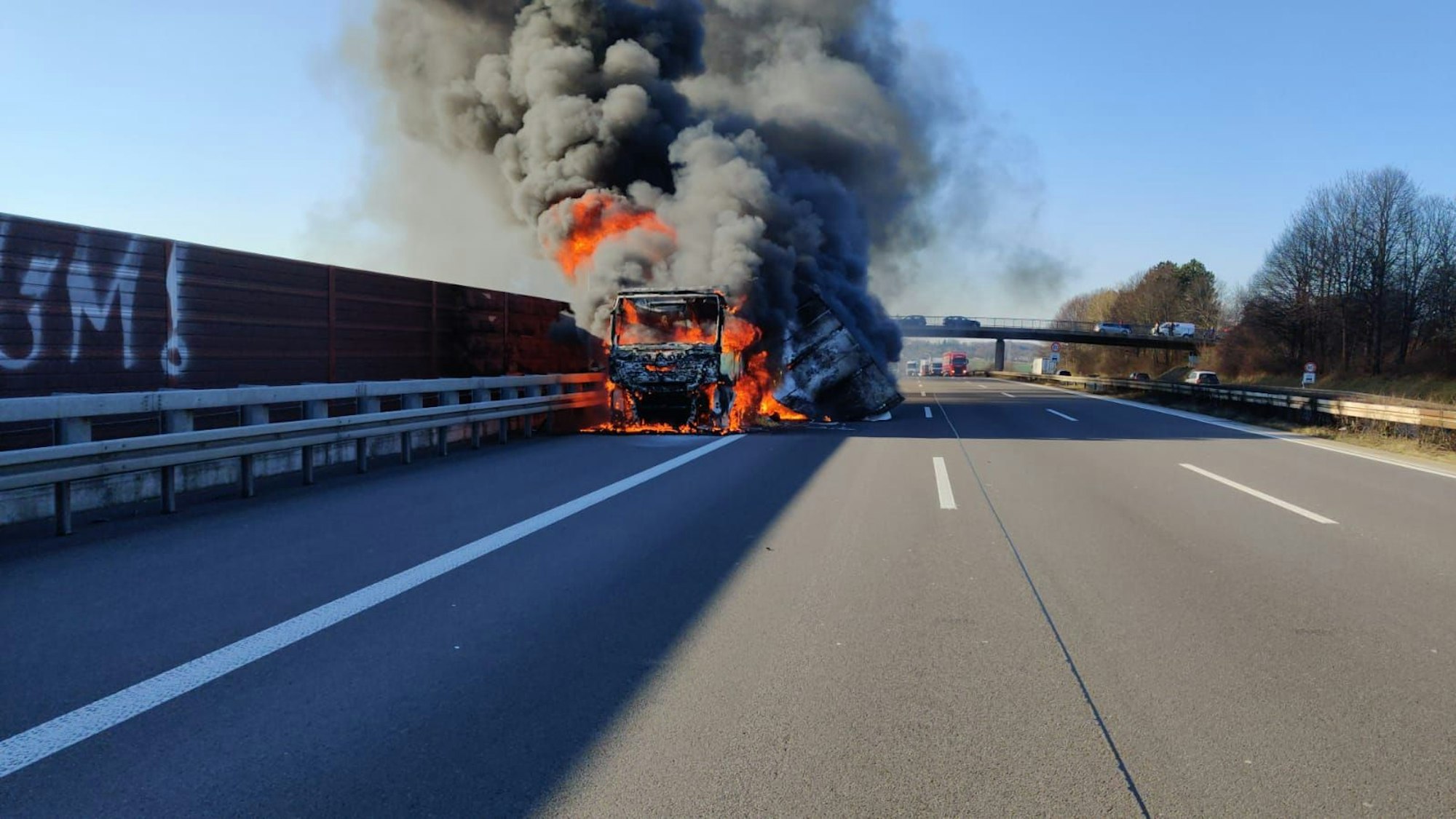 Der brennende Lkw am 8. März 2022 auf der A3. 70 Feuerwehrleute waren im Einsatz, um den Brand zu löschen.