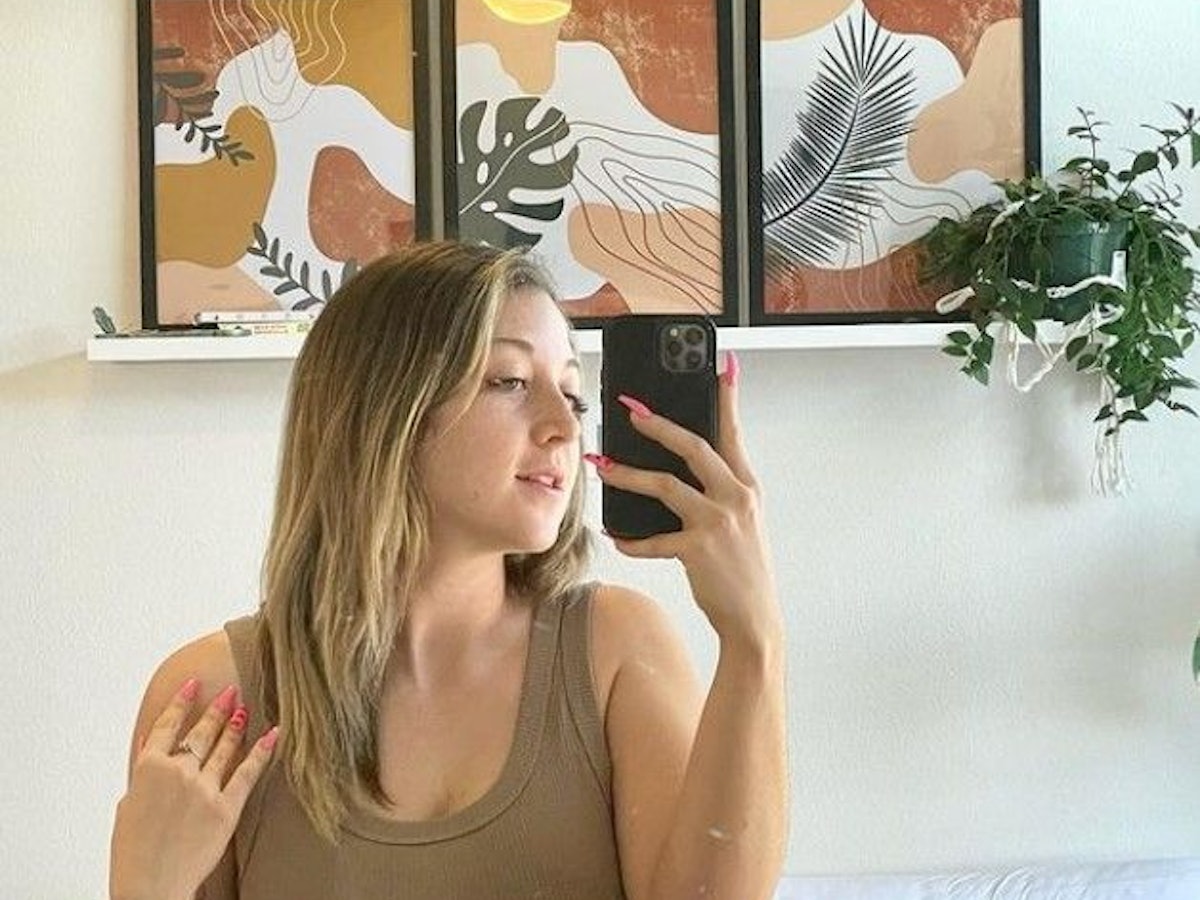 Das Foto ist ein Spiegel-Selfie von Taylor Cezanne.