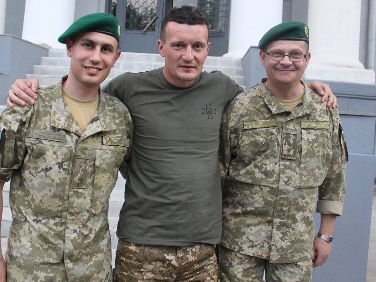 Der frühere ukrainische Bundesliga-Profi Artem Fedetskyi beim Besuch des ukrainischen Grenzschutzes in einer zerstörten Turnhalle.
