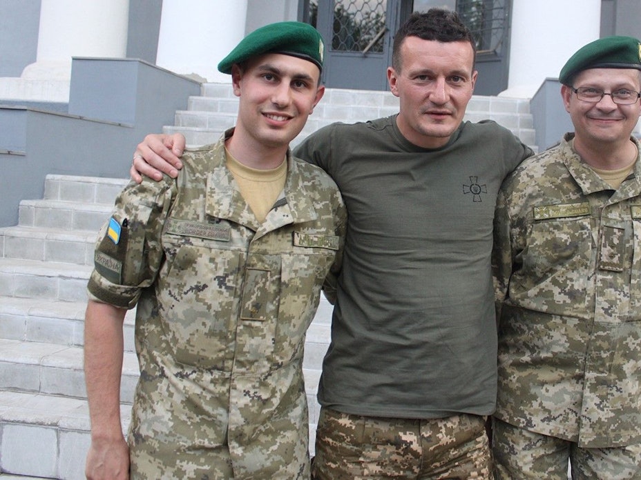 Der frühere ukrainische Bundesliga-Profi Artem Fedetskyi beim Besuch des ukrainischen Grenzschutzes in einer zerstörten Turnhalle.