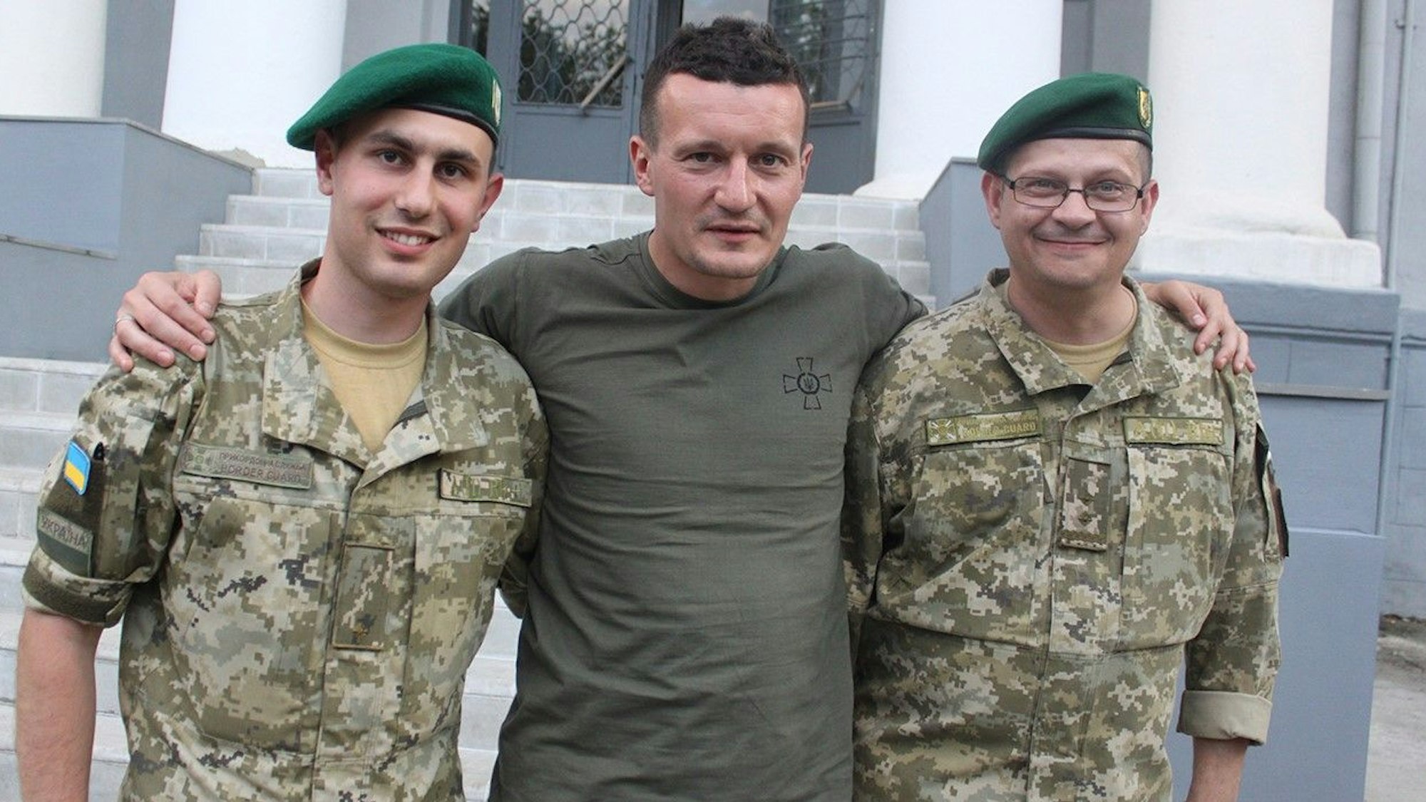 Der frühere ukrainische Bundesliga-Profi Artem Fedetskyi beim Besuch des ukrainischen Grenzschutzes in einer zerstörten Turnhalle.