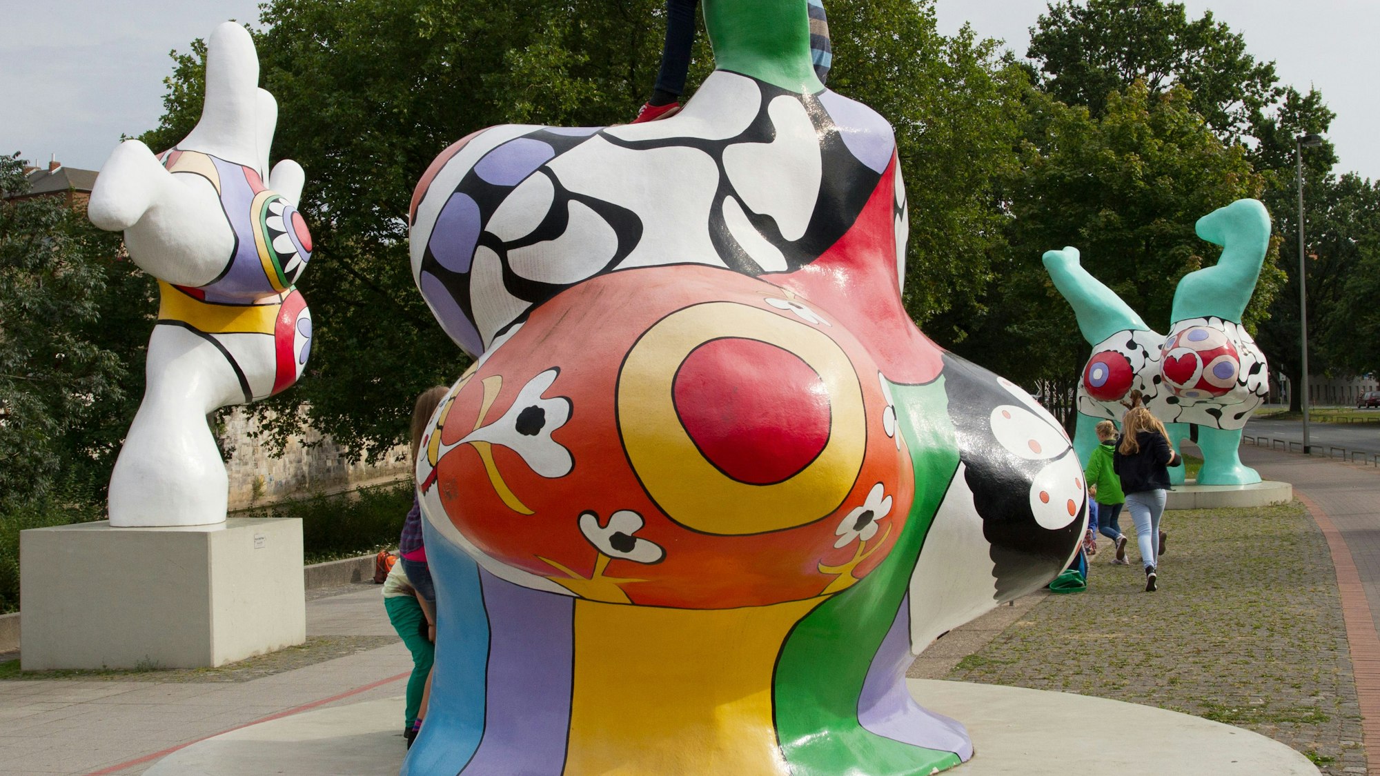 Nanas: Figuren der französischen Künstlerin Niki de Saint Phalle stehen am 11. September 2012 am Leibnizufer in Hannover.