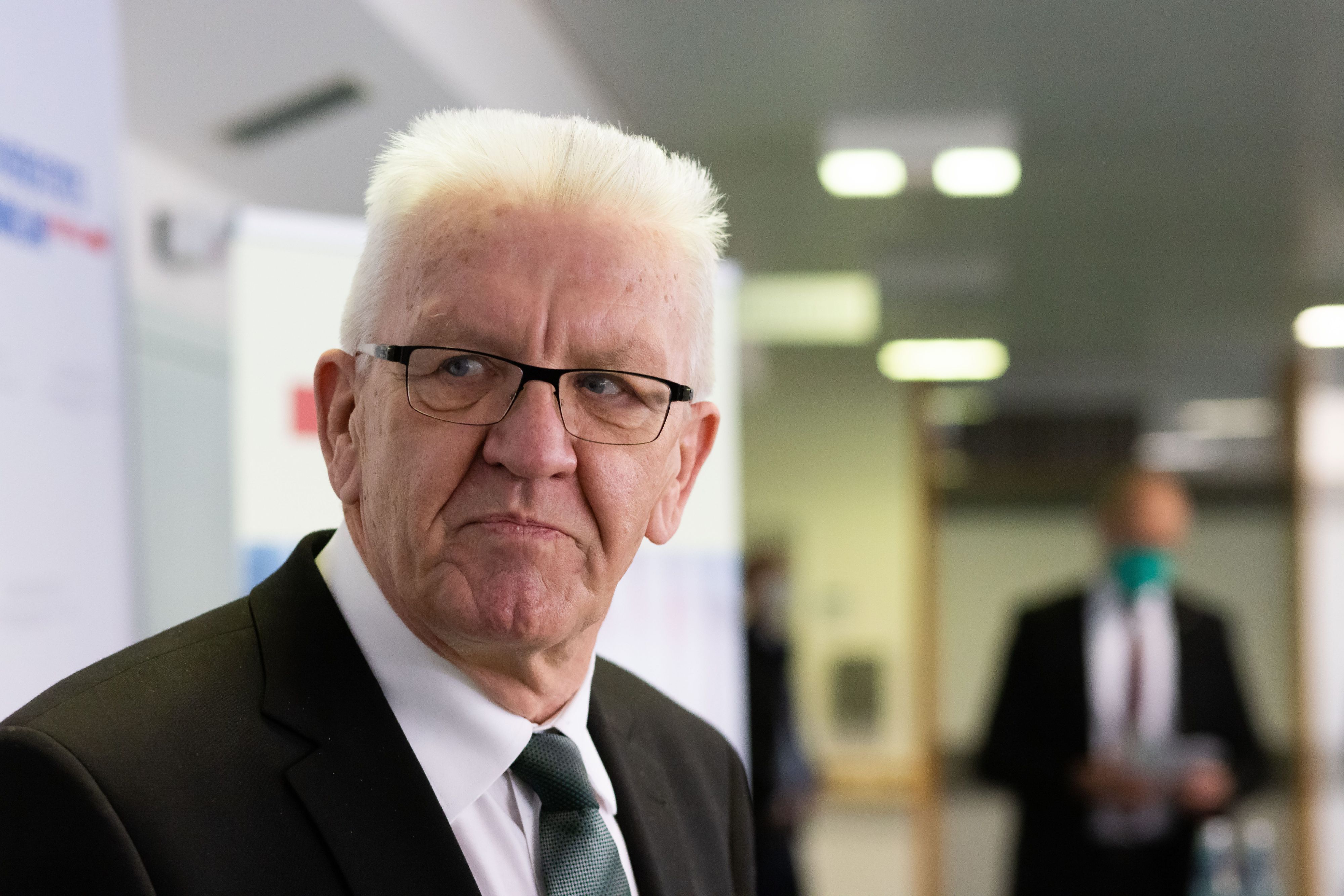 Winfried Kretschmann (Bündnis 90 Die Grünen), Ministerpräsident von Baden-Württemberg, steht in der Medizinischen Klinik des Universitätsklinikums Freiburg.