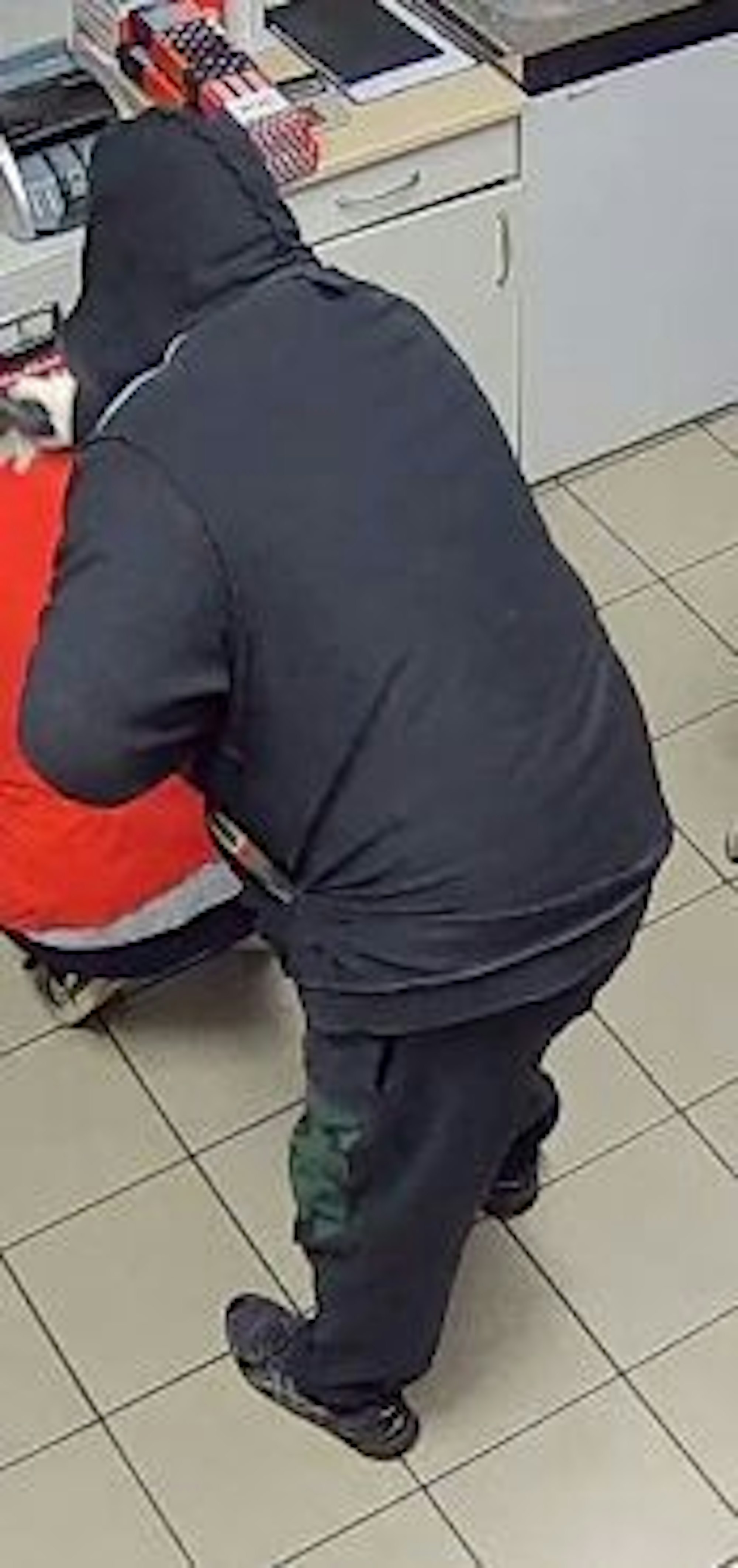 Mann überfällt eine Tankstelle und bedroht Kassiererin.