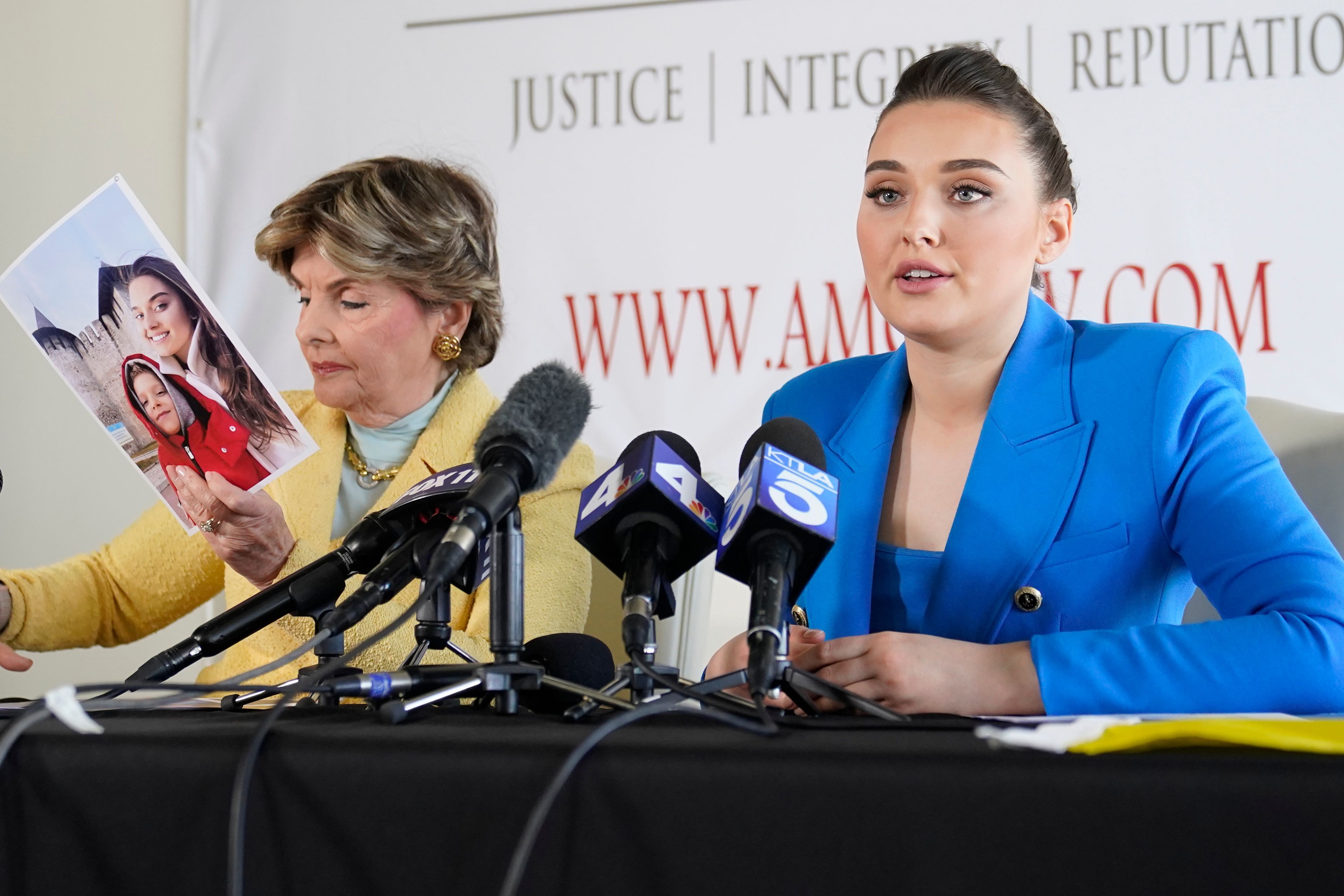 Veronika Didusenko beschreibt während einer Pressekonferenz im Büro ihrer Frauenrechtsanwältin Gloria Allred in Los Angeles, wie sie gezwungen war, mit ihrem siebenjährigen Sohn aus der Ukraine zu fliehen.