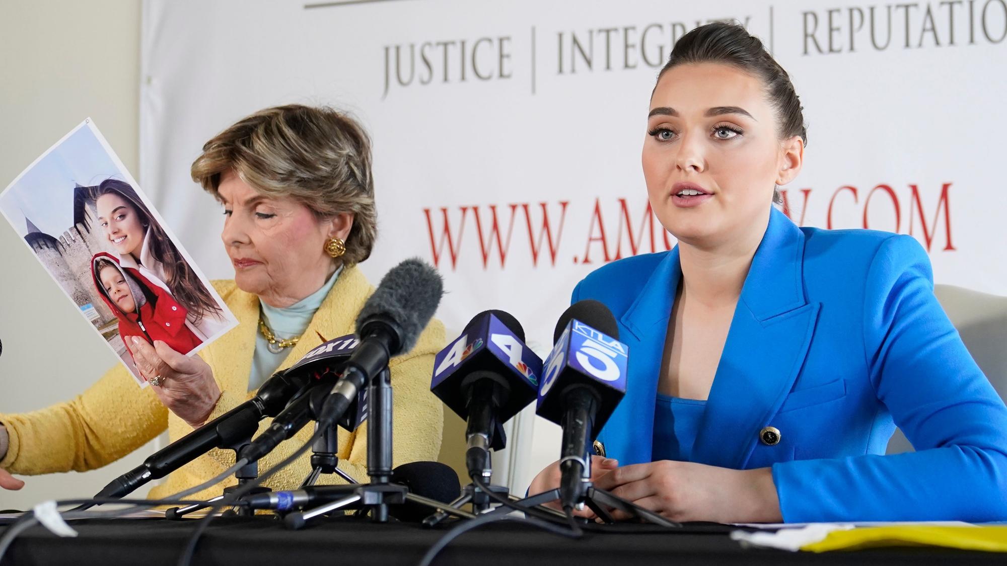 Veronika Didusenko beschreibt während einer Pressekonferenz im Büro ihrer Frauenrechtsanwältin Gloria Allred in Los Angeles, wie sie gezwungen war, mit ihrem siebenjährigen Sohn aus der Ukraine zu fliehen.