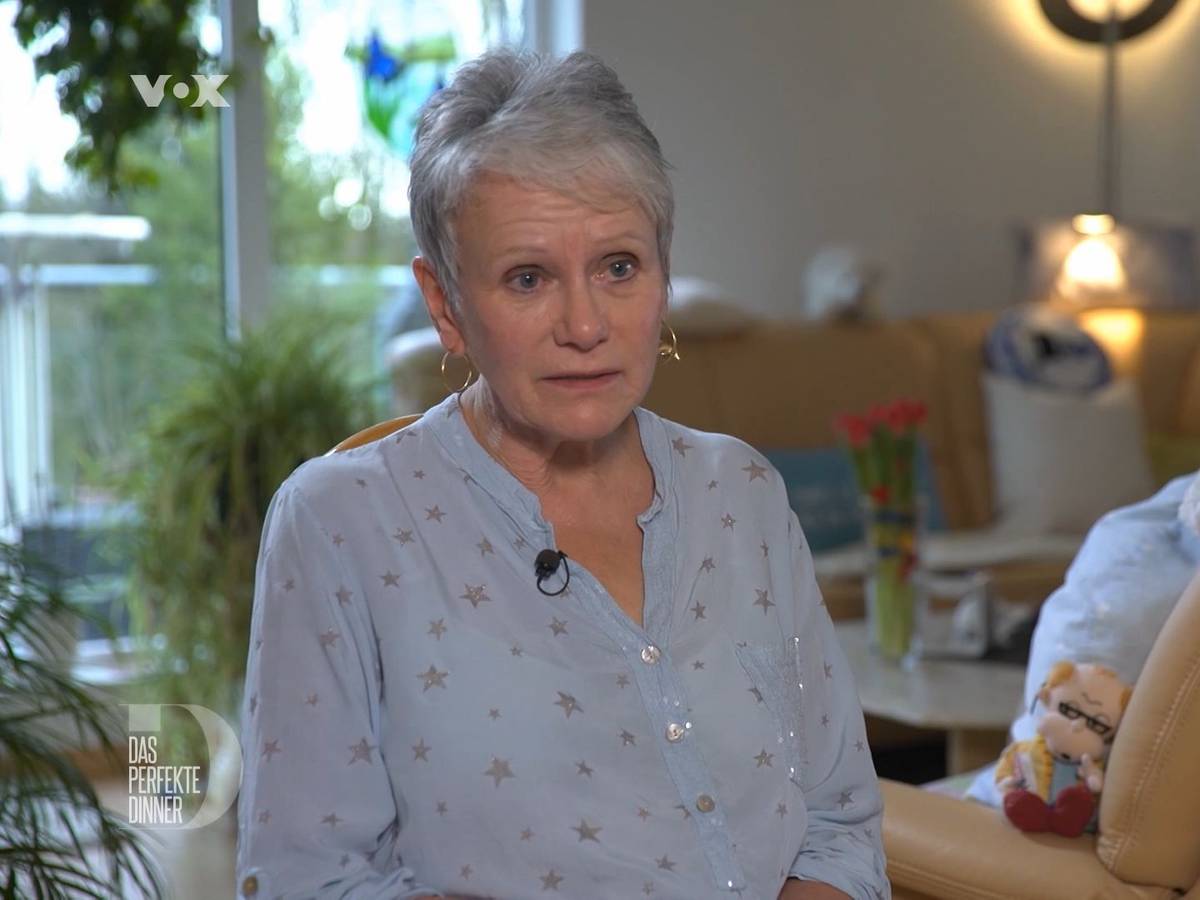 Das Foto zeigt die Das perfekte Dinner-Teilnehmerin Sabine während Dreharbeiten in ihrer Wohnung in Bielefeld im März 2022.
