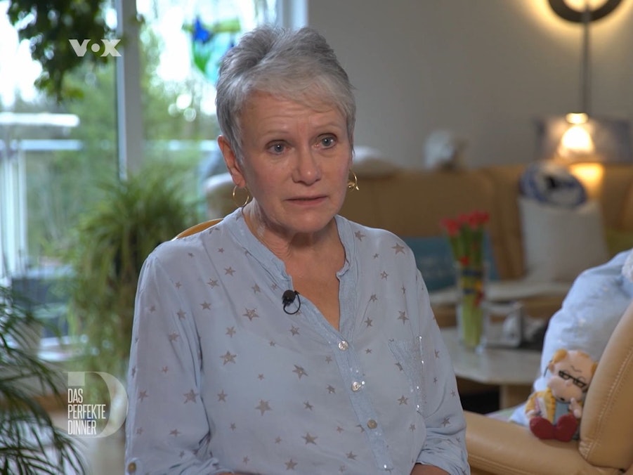 Das Foto zeigt die Das perfekte Dinner-Teilnehmerin Sabine während Dreharbeiten in ihrer Wohnung in Bielefeld im März 2022.