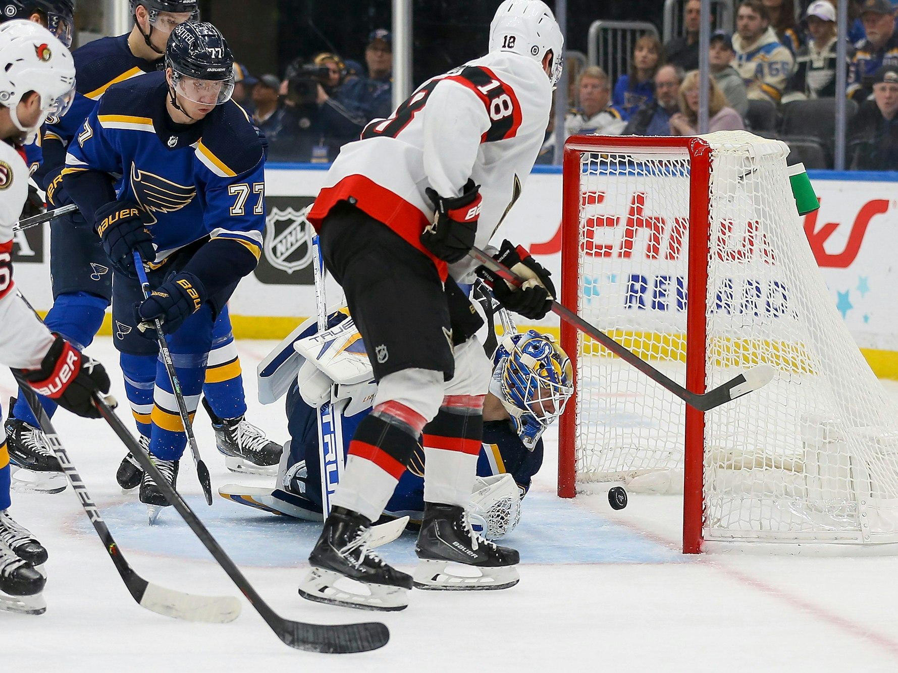 Tim Stützle (Mitte) schiebt den Puck ins Tor ein.