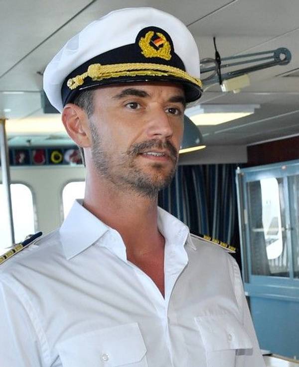 Florian Silbereisen (40) kreuzt als Kapitän Max Parger das Schiff durch den Indischen Ozean zur Insel Mauritius. Die erste Folge mit Moderator Silbereisen als Kapitän wurde am 26. Dezember 2019 im ZDF ausgestrahlt.