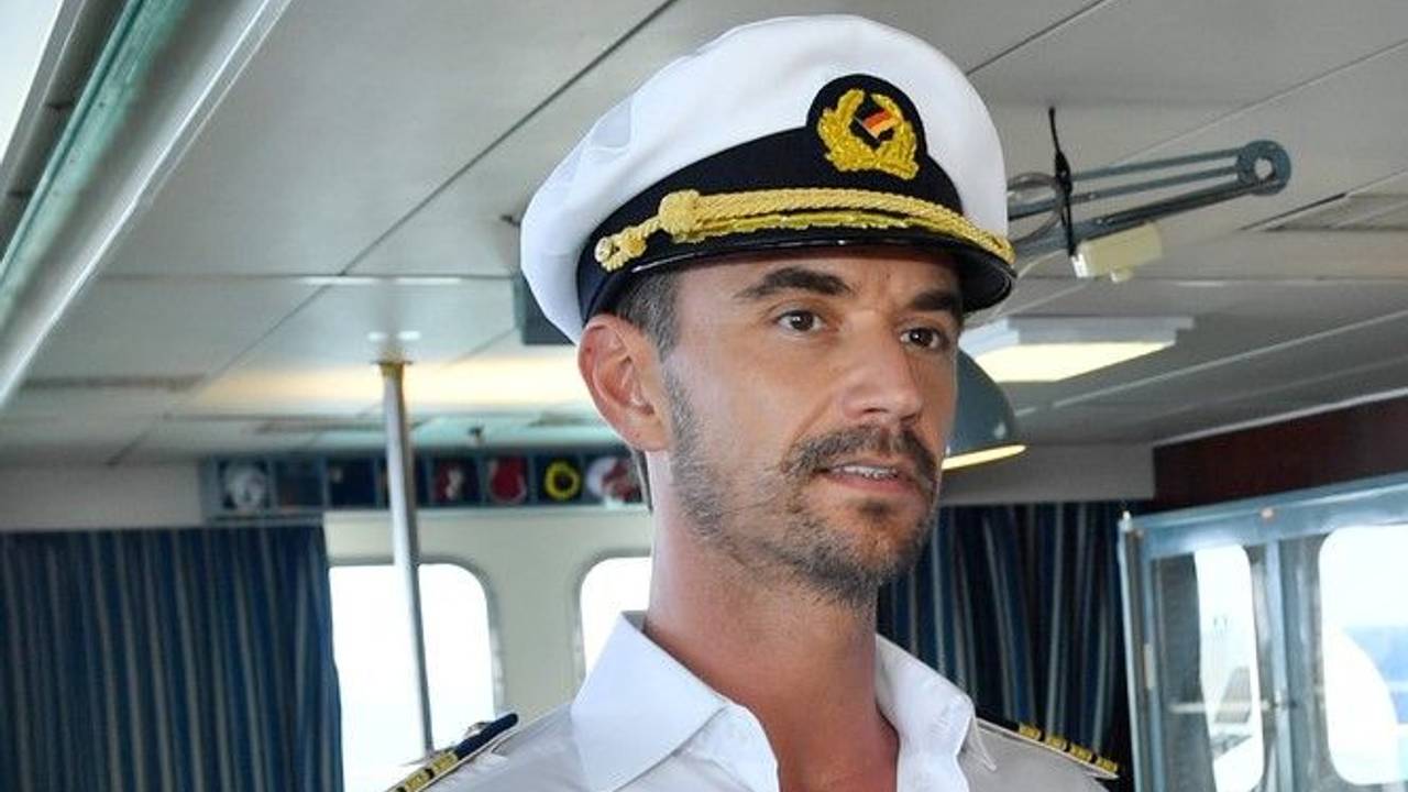 Florian Silbereisen (40) kreuzt als Kapitän Max Parger das Schiff durch den Indischen Ozean zur Insel Mauritius. Die erste Folge mit Moderator Silbereisen als Kapitän wurde am 26. Dezember 2019 im ZDF ausgestrahlt.