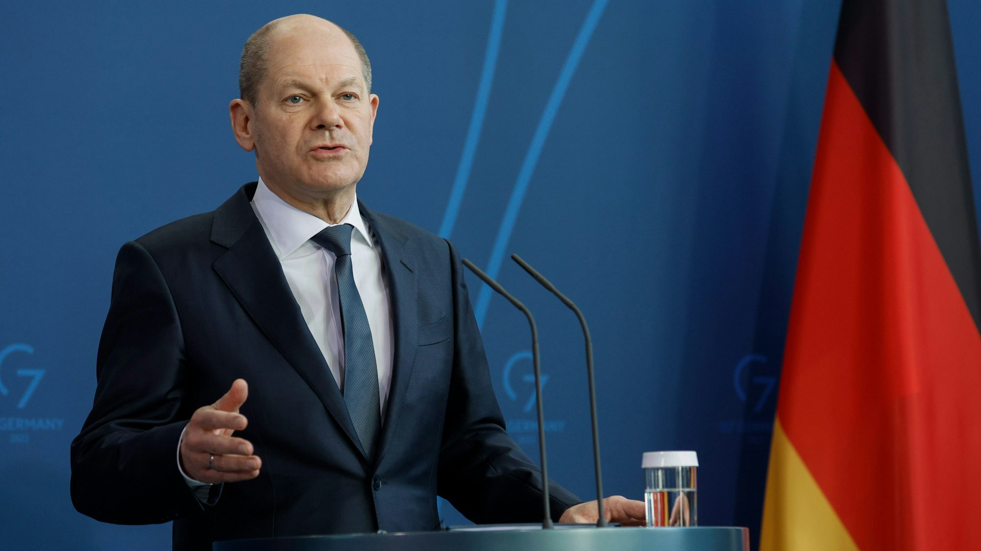 Bundeskanzler Olaf Scholz (SPD) spricht nach dem Gespräch mit dem kanadischen Premierminister Trudeau bei einer Pressekonferenz am Mittwoch (9. März) im Kanzleramt in Berlin.