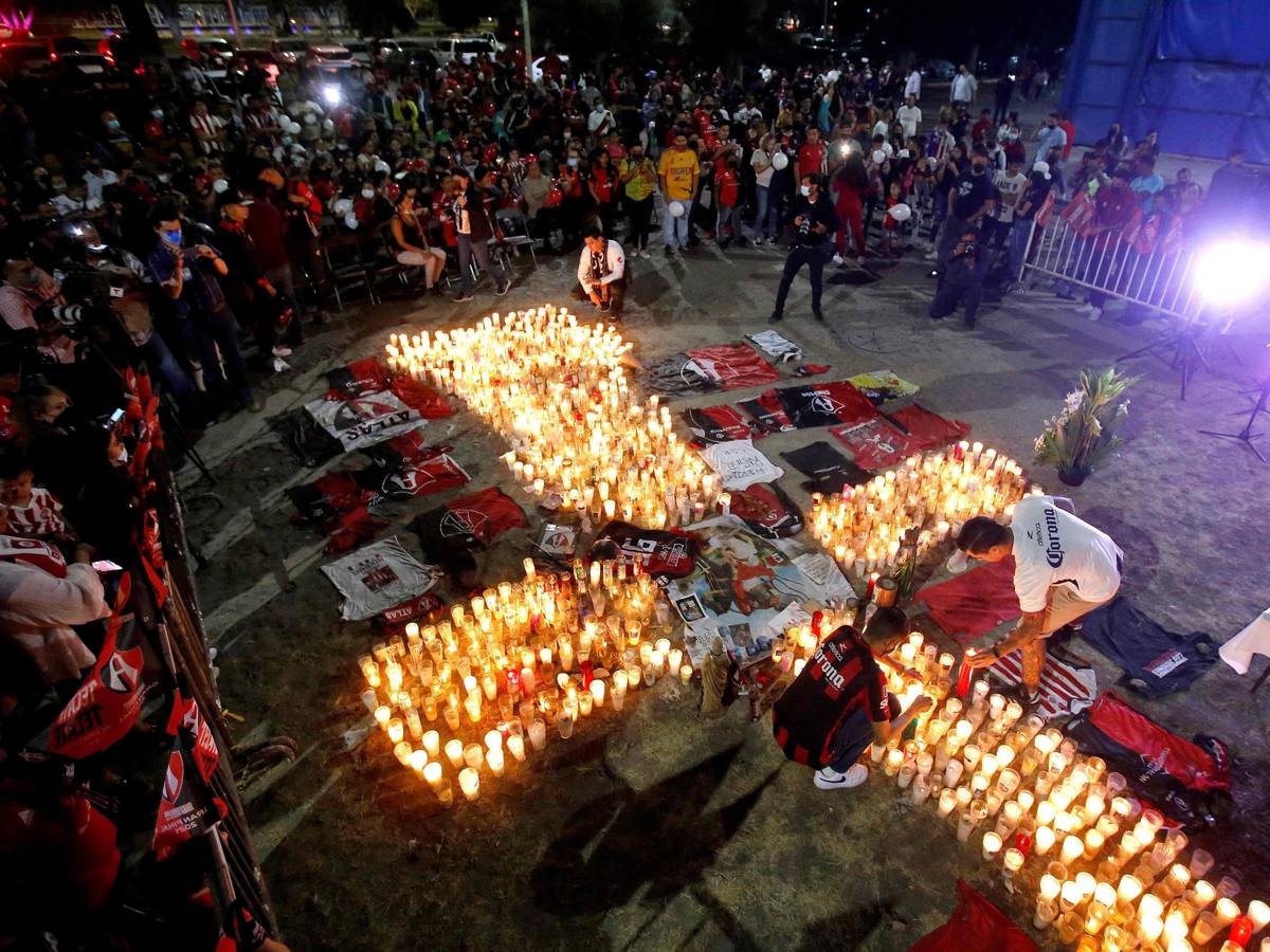 Fans von Atlas Guadalajara legen ein Meer aus Blumen und Kerzen als Reaktion auf die Vorfälle in der Nacht zu Sonntag in Querétaro vor dem eigenen Stadion nieder.