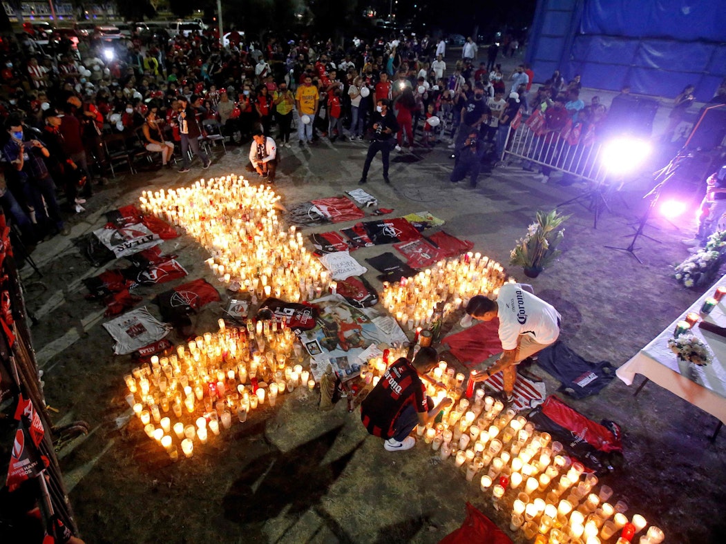 Fans von Atlas Guadalajara legen ein Meer aus Blumen und Kerzen als Reaktion auf die Vorfälle in der Nacht zu Sonntag in Querétaro vor dem eigenen Stadion nieder.