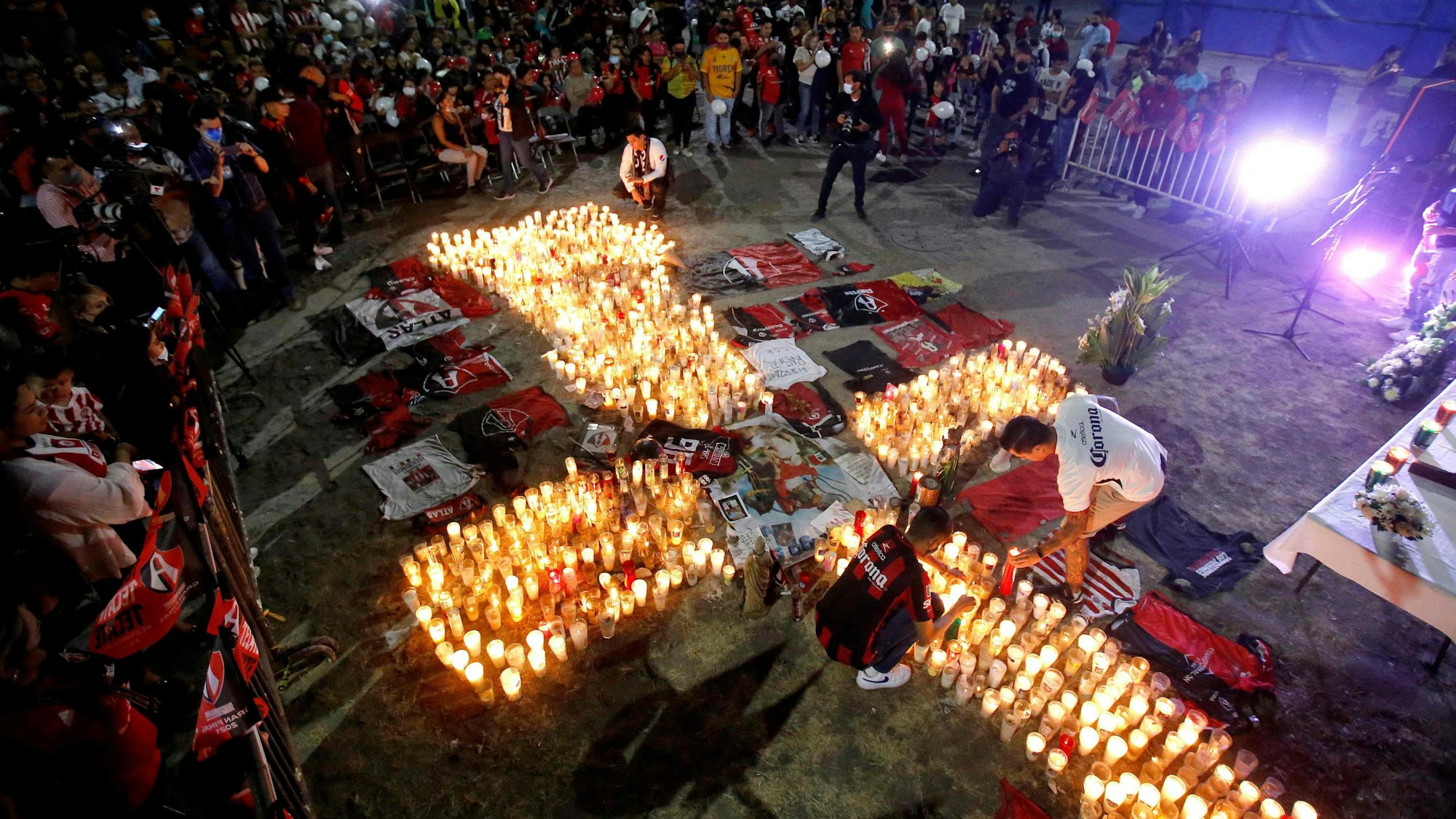 Fans von Atlas Guadalajara legen ein Meer aus Blumen und Kerzen als Reaktion auf die Vorfälle in der Nacht zu Sonntag in Querétaro vor dem eigenen Stadion nieder.