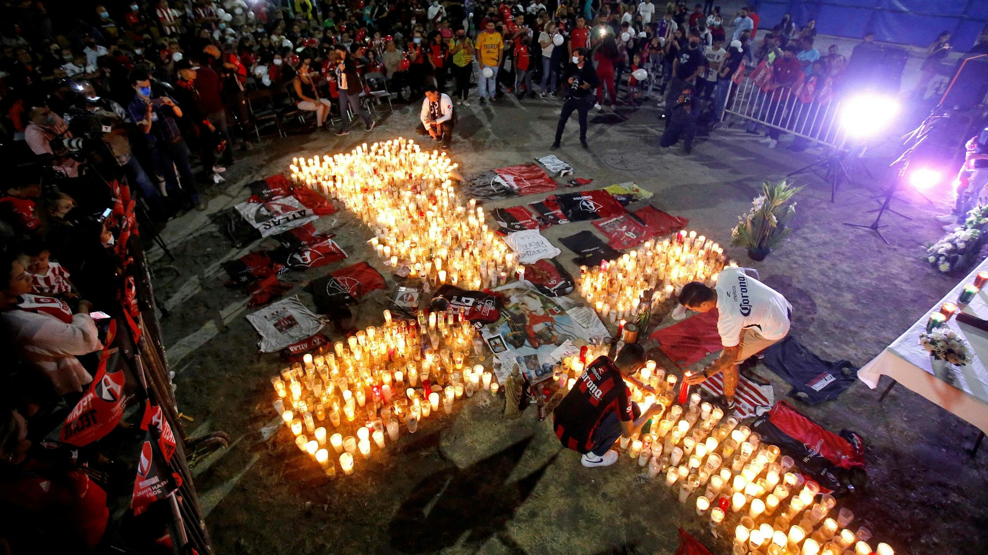 Fans von Atlas Guadalajara legen ein Meer aus Blumen und Kerzen als Reaktion auf die Vorfälle in der Nacht zu Sonntag in Querétaro vor dem eigenen Stadion nieder.