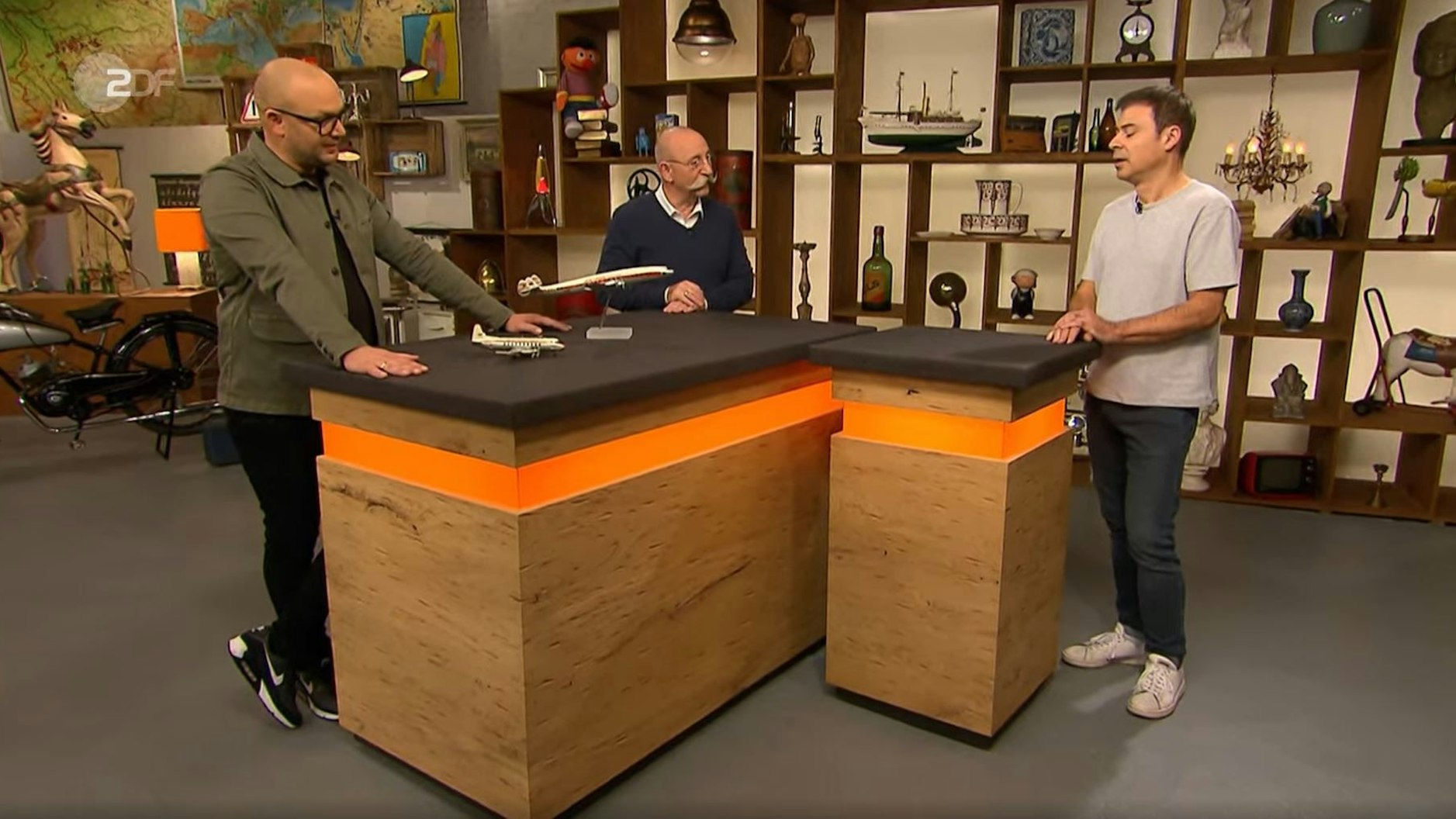 Der Screenshot wurde am Mittwoch (9. März 2022) von Christopher Weis aufgenommen. Zu sehen sind Steffen Butz, Horst Lichter und Sven Deutschmanek in „Bares für Rares“. Foto: ZDF