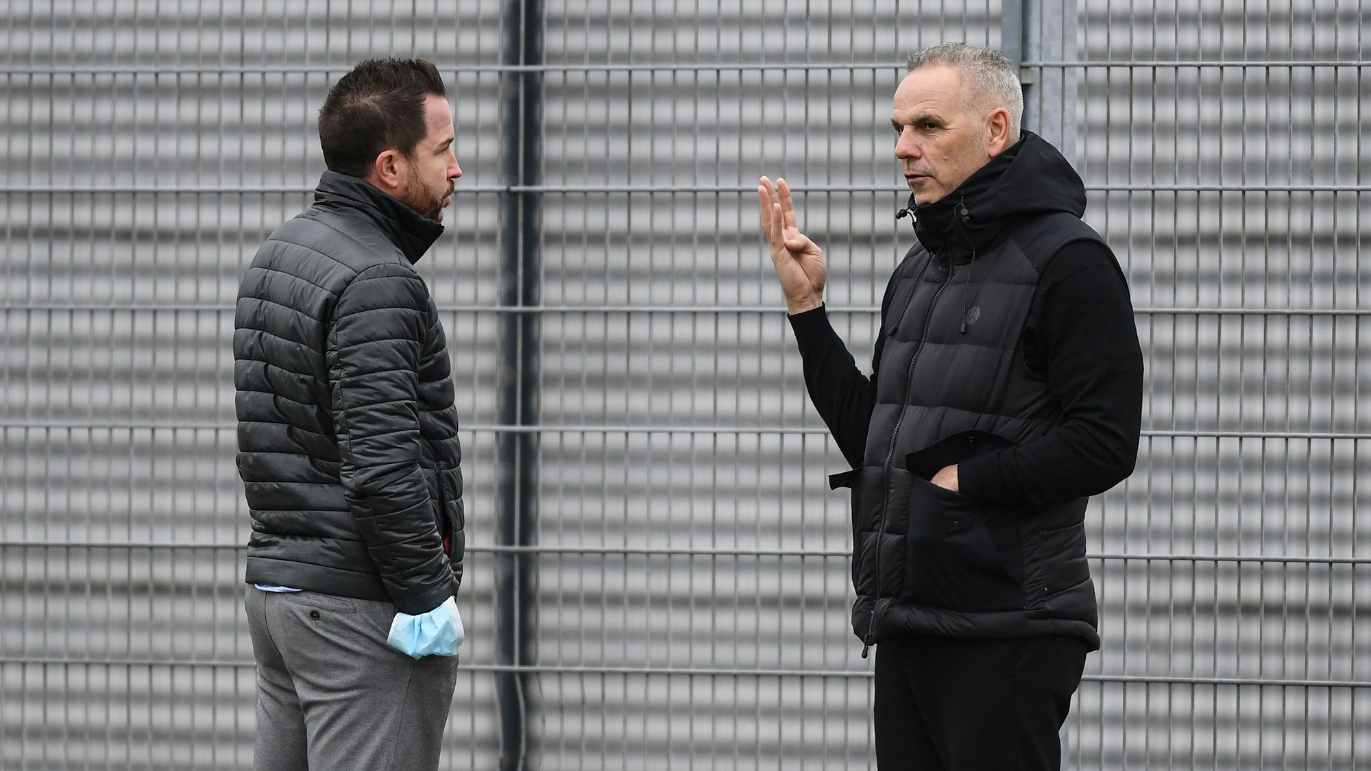 Fulco van Kooperen (r.), Berater von Jordy de Wijs, im Gespräch mit F95-Sportdirektor Christian Weber