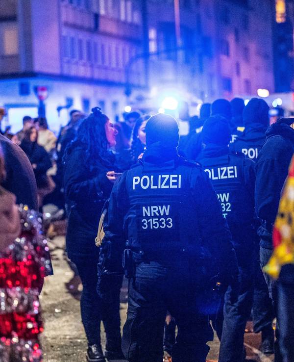 Polizeieinsatzkräfte auf der Zülpicher Straße am 26. Februar 2022