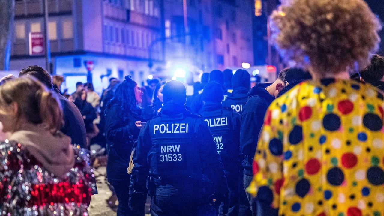 Polizeieinsatzkräfte auf der Zülpicher Straße am 26. Februar 2022