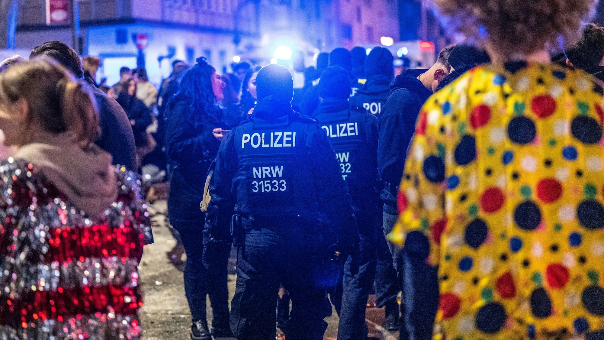 Polizeieinsatzkräfte auf der Zülpicher Straße am 26. Februar 2022