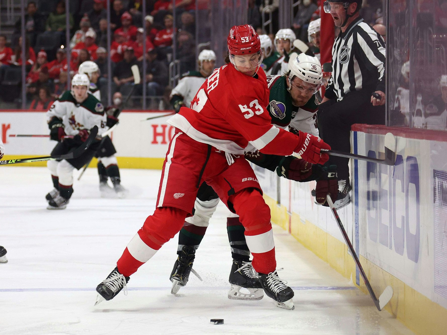 Moritz Seider (vorne) im Zweikampf gegen Christian Fischer.