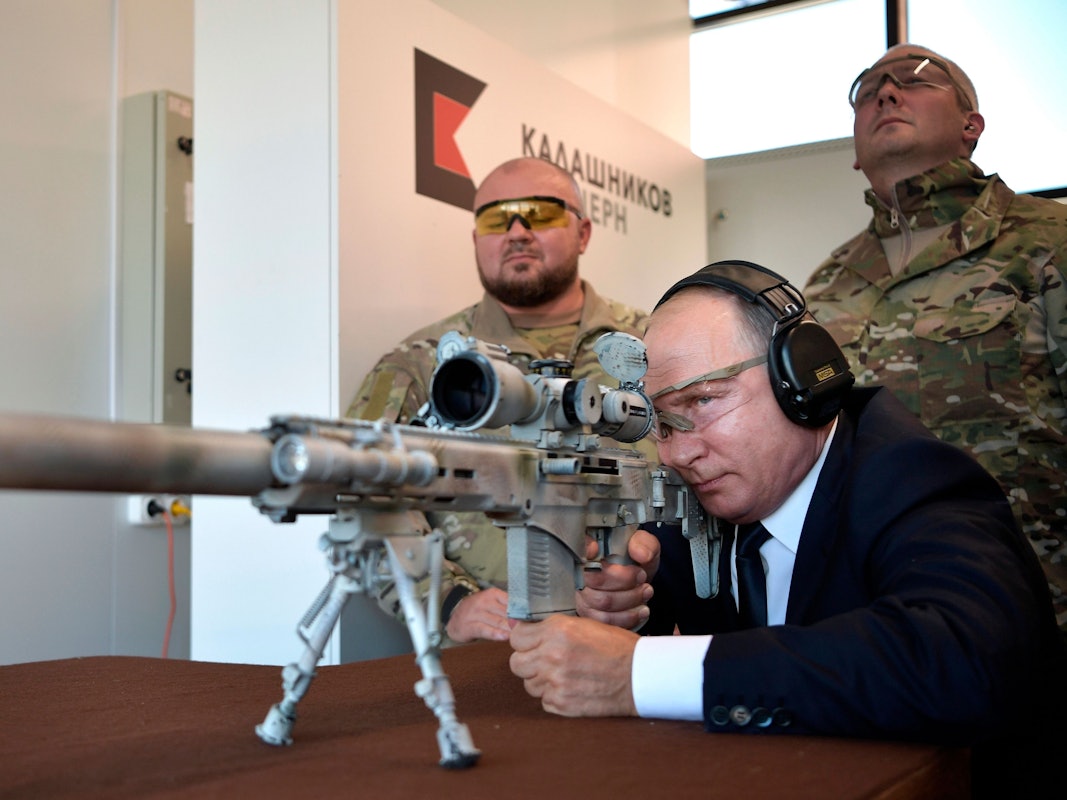 Wladimir Putin, Präsident von Russland, hält im Patriot-Militärausstellungszentrum außerhalb von Moskau ein Scharfschützengewehr im Anschlag. Das Foto wurde am 19.09.2018 aufgenommen.