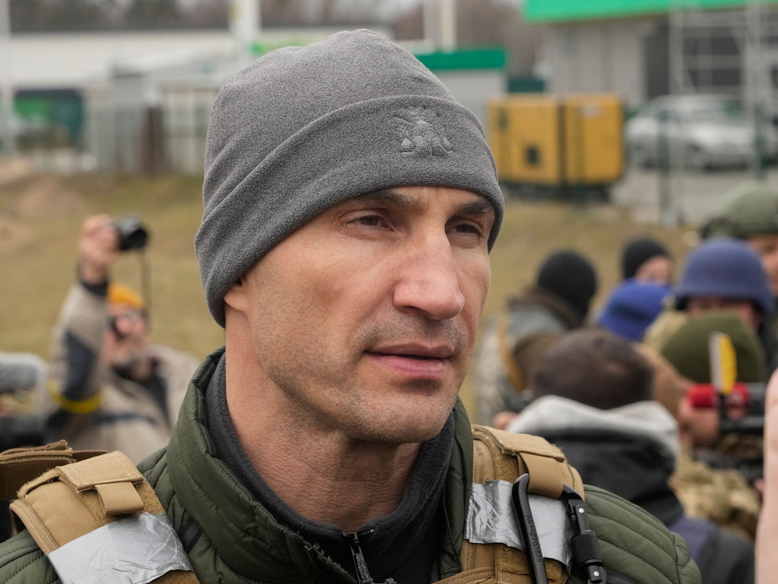Wladimir Klitschko, ehemaliger ukrainischer Box-Profi, besucht einen Kontrollpunkt in der ukrainischen Hauptstadt.