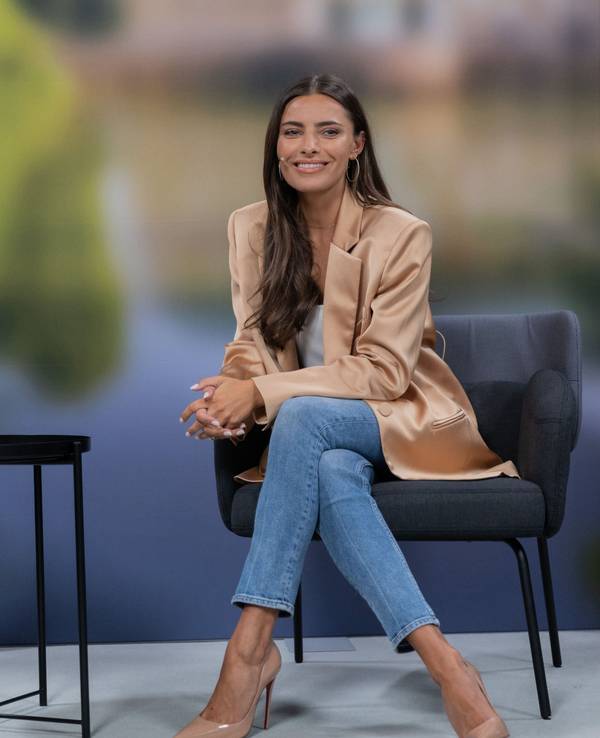 Sophia Thomalla, Schauspielerin, sitzt bei einem Online-Talk bei Facebook "Laschet trifft Sophia Thomalla" im Studio in der CDU-Zentrale.