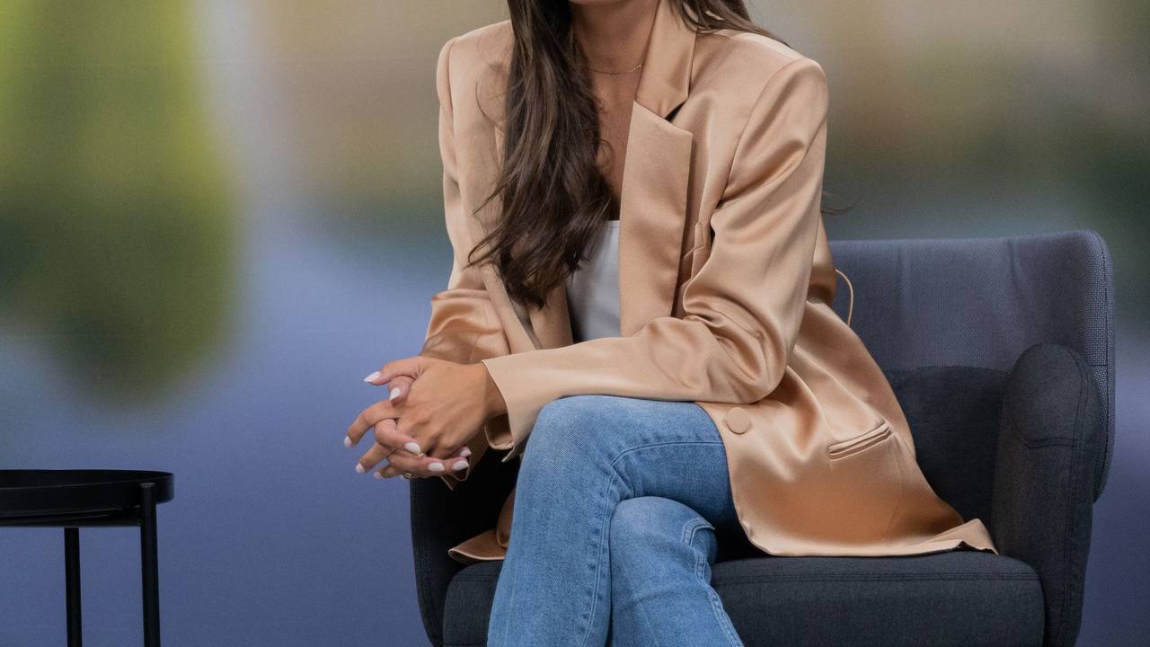Sophia Thomalla, Schauspielerin, sitzt bei einem Online-Talk bei Facebook "Laschet trifft Sophia Thomalla" im Studio in der CDU-Zentrale.