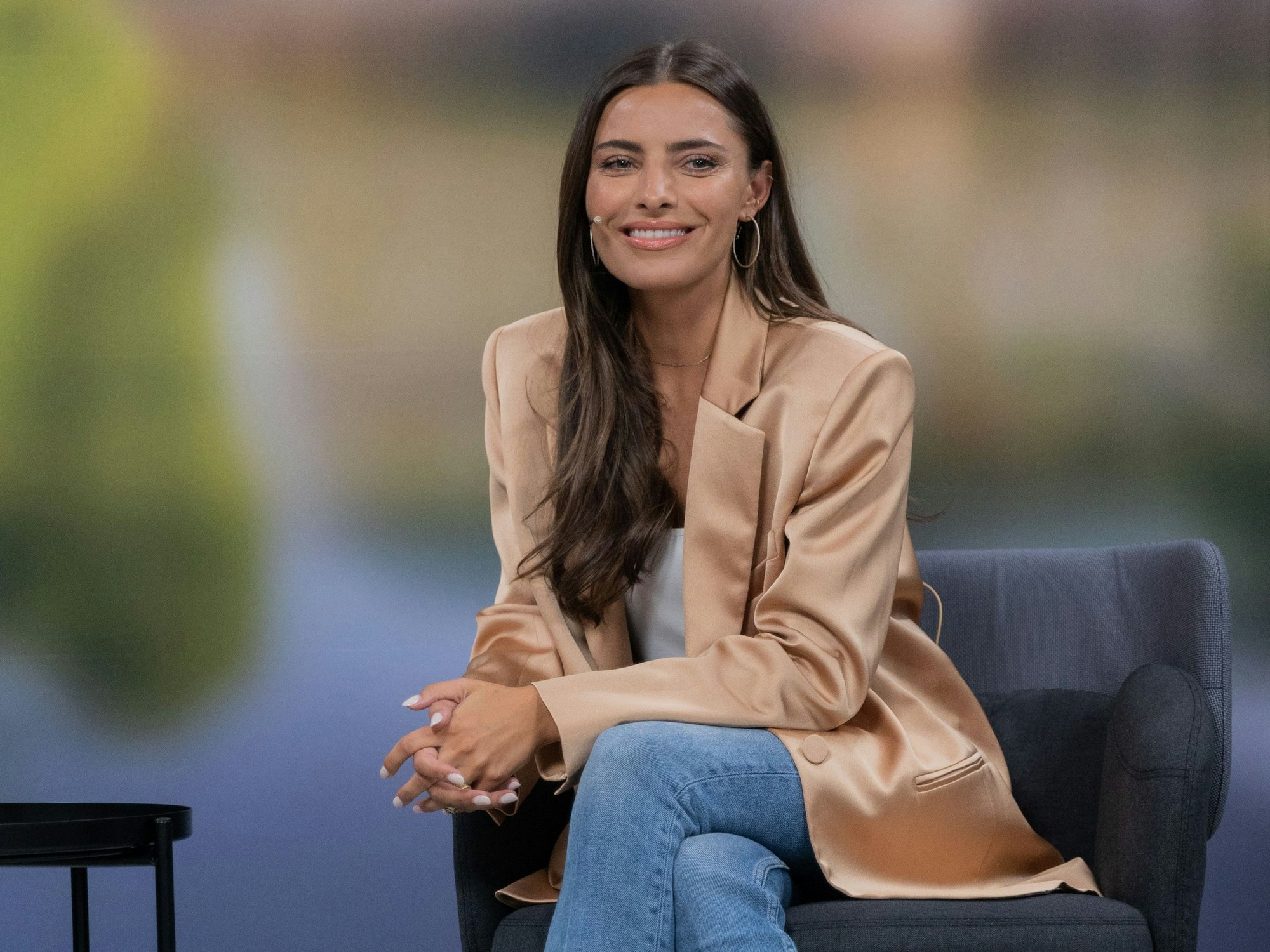 Sophia Thomalla, Schauspielerin, sitzt bei einem Online-Talk bei Facebook "Laschet trifft Sophia Thomalla" im Studio in der CDU-Zentrale.