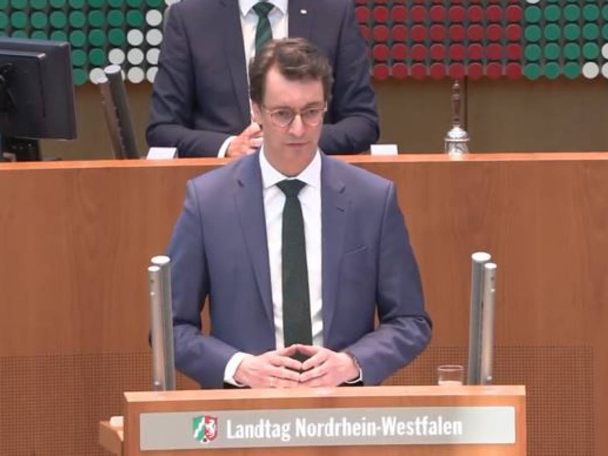 Hendrik Wüst steht am Podium im Düsseldorfer Landtag
