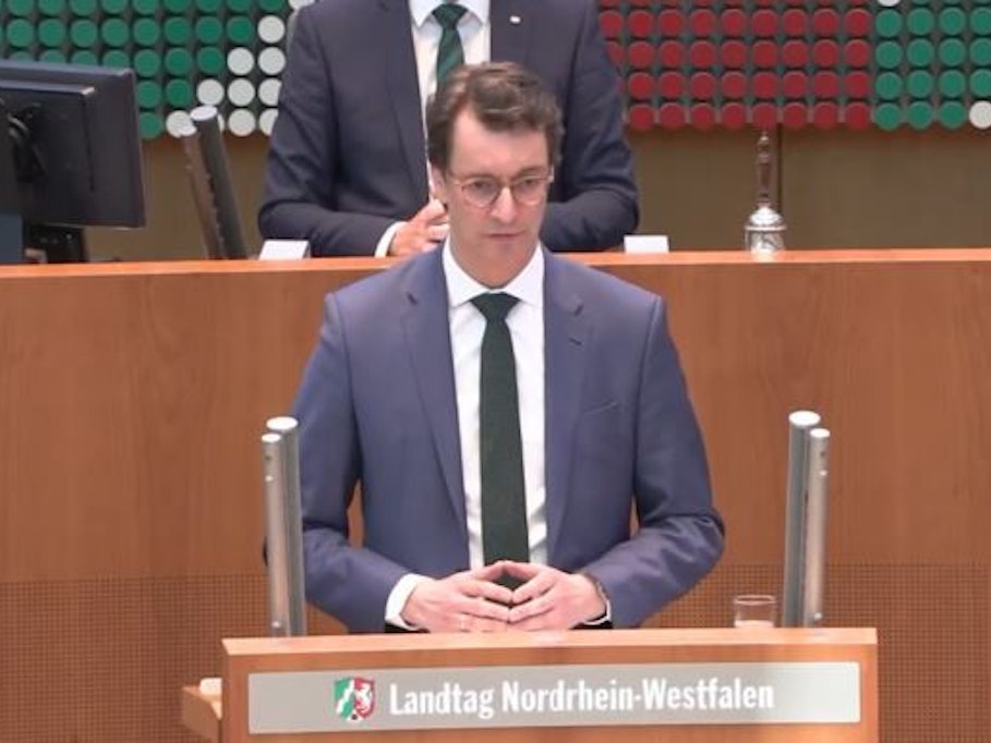 Hendrik Wüst steht am Podium im Düsseldorfer Landtag