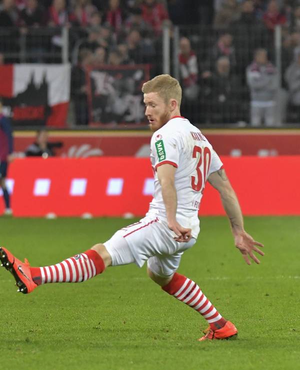 Florian Kainz spielt mit dem 1. FC Köln gegen Khaled Narey und den Hamburger SV.