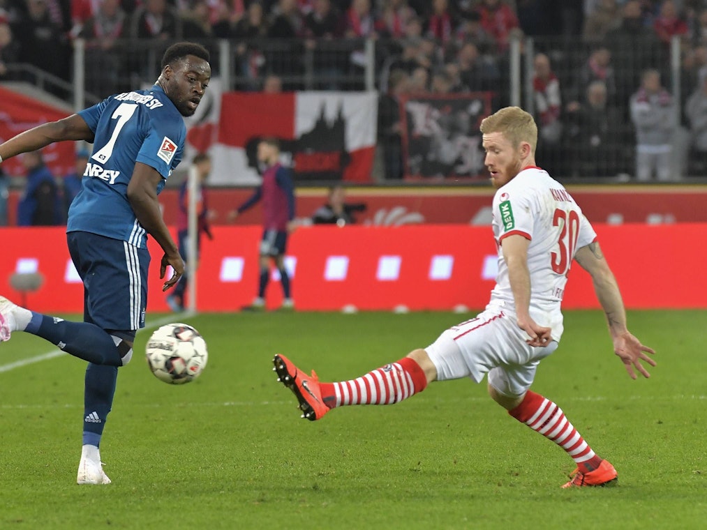 Florian Kainz spielt mit dem 1. FC Köln gegen Khaled Narey und den Hamburger SV.