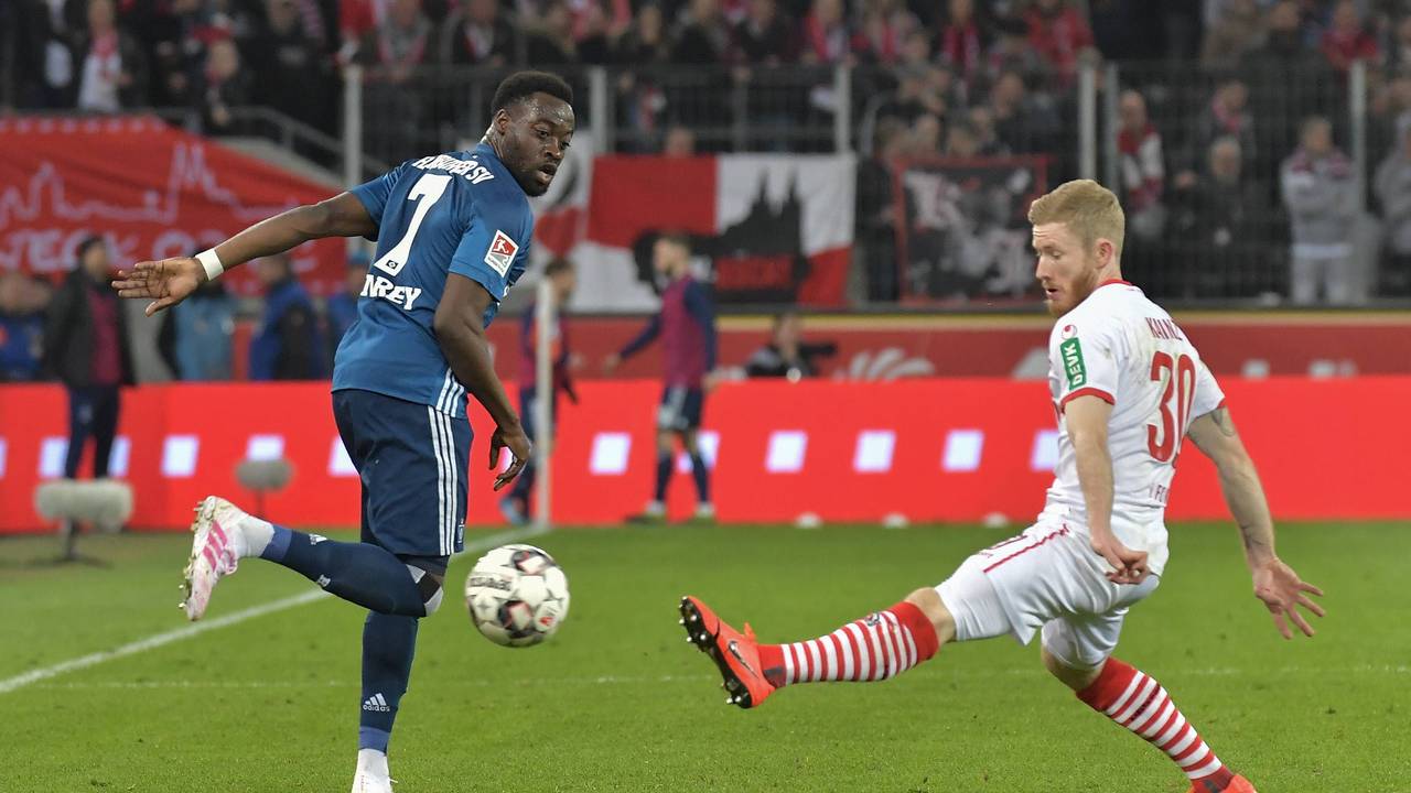 Florian Kainz spielt mit dem 1. FC Köln gegen Khaled Narey und den Hamburger SV.