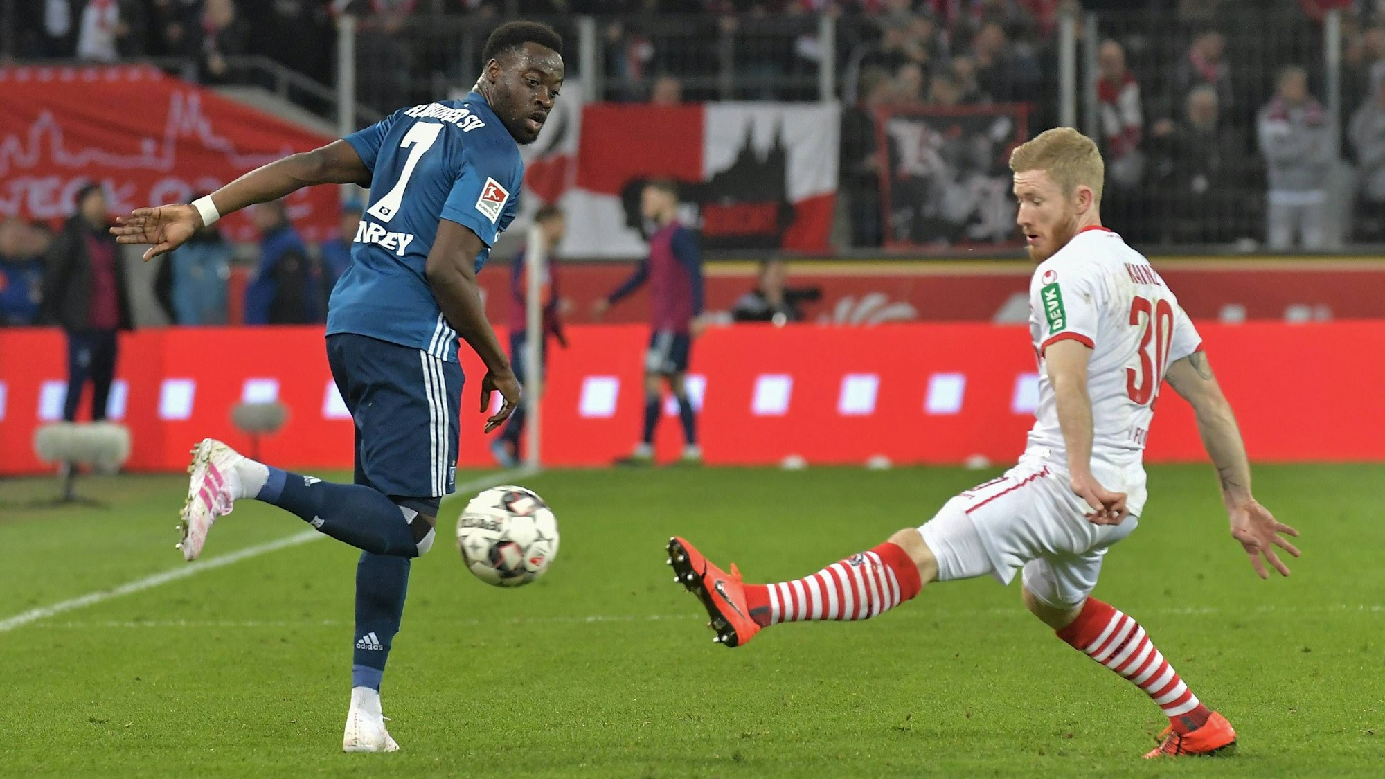 Florian Kainz spielt mit dem 1. FC Köln gegen Khaled Narey und den Hamburger SV.