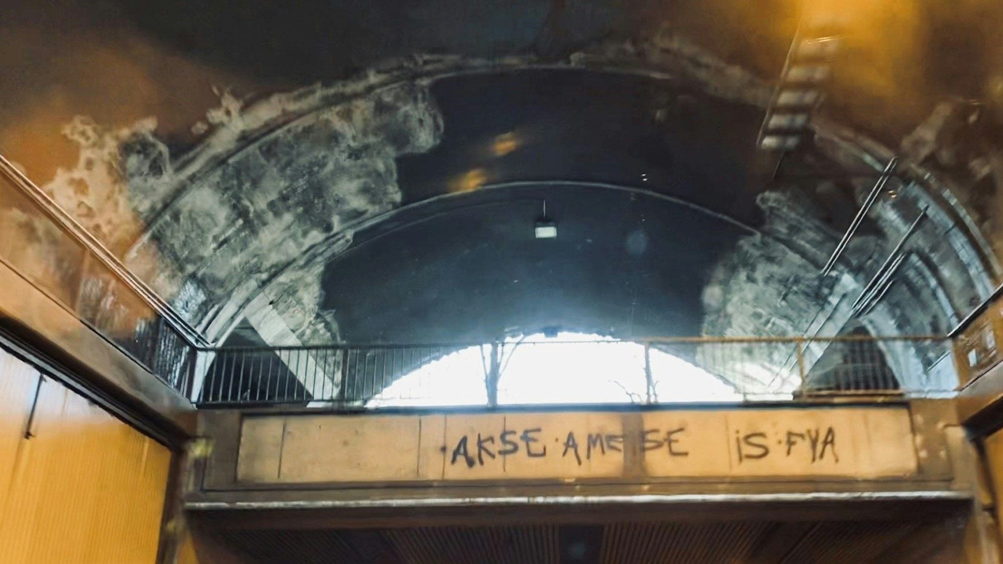 Der Graffiti-Tag Akse Ameise im Rheinufertunnel Richtung Süden.
